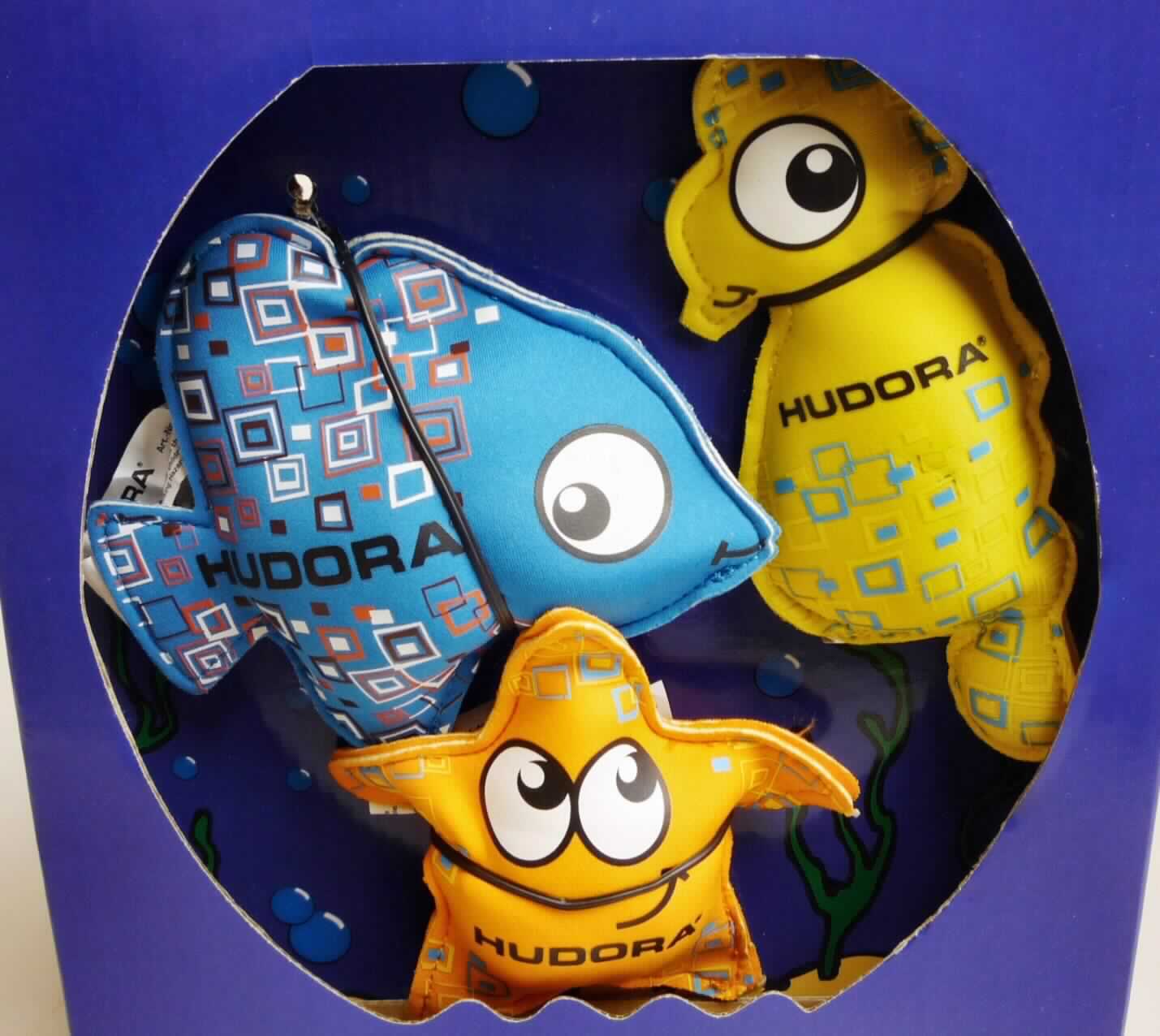 Tauchfiguren in Form von drei Wassertieren
- einen Fisch, ein Seepferdchen und einen Seestern darstellend
- aus kautschutierten Gewirken (Neopren) hergestellt, mit aufgedruckten Gesichtern
- zwischen 13 und 16 cm groß
- mit Sand, der sich in einem Kunststoffbeutel befindet und Zellkunststoff gefüllt
- sinken auf Grund der Füllung im Wasser zu Boden und stehen aufrecht im Wasser
- sollen durch Tauchen wieder an die Oberfläche geholt werden
- in einem bedruckten Pappkarton mit Sichtfenster und Gebrauchsanleitung für den Einzelverkauf aufgemacht.

Die Ware ist als "Ausrüstungsgegenstand für den Wassersport, kein Windsurfer" einzureihen.
