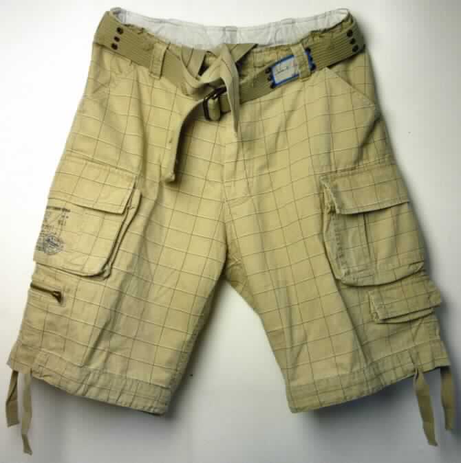 Zweiteilige Warenzusammenstellung, bestehend aus einer kurzen Hose und einem Bekleidungszubehör (Gürtel), sog. kurze Hose - Gladiator Vint. Shorts, Art. #6, Größe L, Foto siehe Anlage,
- gemeinsam für den Einzelverkauf aufgemacht und zur Befriedigung eines speziellen Bedarfs
  zusammengestellt,
- kurze Hose (nach Umfang und Bedeutung charakterbestimmend): 
-- aus 0,7 mm dicken, bedruckten Geweben aus laut Antrag 100% Baumwolle,
-- in der Taille abschließend, mit Gürtelschlaufen; innen mit Tunnelzug und einem breiten Bindeband;
-- vorn mit einer Öffnung mit Reißverschluss, mit Patte und Knopfverschluss im Taillenbund von links
   über rechts (Männerkleidung), 
-- mit verschiedenen eingesetzten und aufgesetzten Taschen,
-- mit kurzen Hosenbeinen, die nicht die Knie bedecken (Seitenlänge: 57 cm), 
-- an den Beinabschlüssen mit verengendem Tunnelzug,
- Bekleidungszubehör (Gürtel):
-- durch die Gürtelschlaufen der kurzen Hose gezogen,
-- aus ca. 4,3 mm dicken, einfarbigen Geweben aus Spinnstoffen; durch Zusammenfügen konfektioniert; 
   mit Nieten und Ösen aus unedlem Metall,
-- mit einer Breite von 5 cm und einer Länge, einschließlich der Schnalle, von ca. 116 cm,
-- an einem Ende mit einer sog. Doppelringschließe aus unedlem Metall ausgestattet.

"Warenzusammenstellung aus einer kurzen Hose (charakterbestimmend) aus Geweben, für Männer, aus Baumwolle, und aus einem Bekleidungszubehör (Gürtel) aus Spinnstoffen"