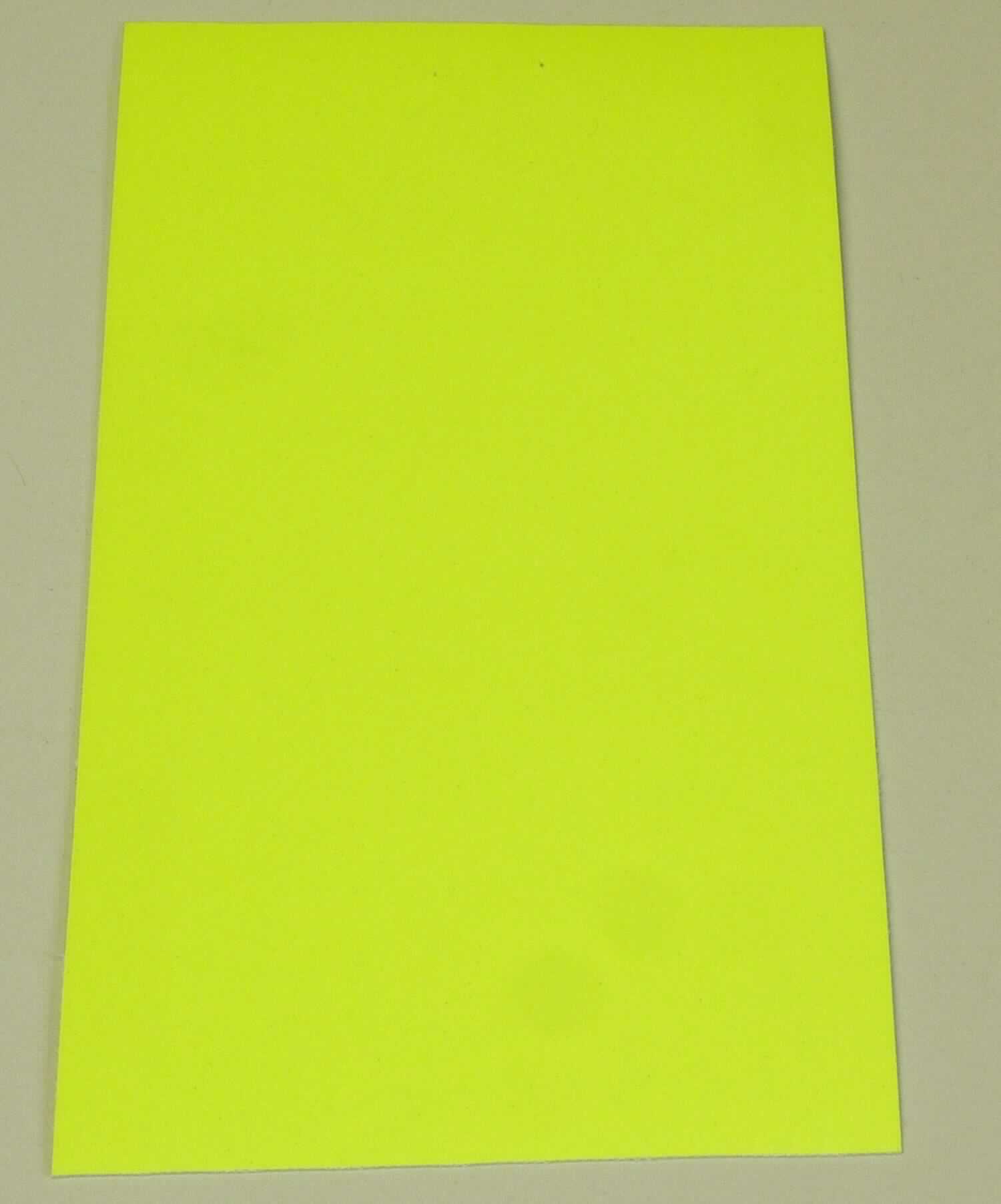 Reflexgewebe, Foto siehe Anlage,
- laut Antrag als Meterware,
- mit einer Gesamtdicke von ca. 0,6 mm
- aus Gewebe aus laut Antrag Baumwolle (Spinnstoff),
- mit einer reflektierenden Schicht; laut Antrag beschichtet mit Klebstoff und flächendeckend überzogen mit nicht 
  vollständig eingebetteten, metallisierten Mikro-Glaskugeln (überwiegend mit einem Durchmesser von weniger als
  150 µm),
- das Überziehen ist mit dem bloßen Auge wahrnehmbar.

"Überzogenes Gewebe, anderes als in den Positionen 5901 bis 5906 genannte, beschichtet mit in Klebstoff 
 eingebetteten Kügelchen mit einem Durchmesser von nicht mehr als 150 µm"