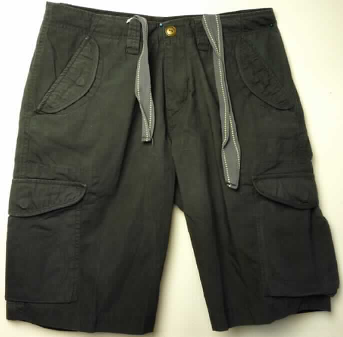 Kurze Hose, sog. Iron Vint. Shorts, Art. #8, Größe L, Foto siehe Anlage,
- aus 0,5 mm dicken, einfarbigen Geweben aus laut Antrag 100 % Baumwolle,
- in der Taille abschließend, mit Gürtelschlaufen, mit verengendem Tunnelzug mit breitem Gewebeband,
- vorn mit einer Öffnung mit Reißverschluss, mit Patte und Knopfverschluss im Taillenbund von links
  über rechts (Männerkleidung),
- vorn mit zwei schräg eingesetzten Taschen, zwei aufgesetzten Taschen auf den Oberschenkeln 
  mit jeweils einer weiteren eingesetzten Tasche mit Reißverschluss und zwei aufgesetzten Gesäßtaschen, 
  mit Patten,
- mit kurzen Hosenbeinen, die nicht die Knie bedecken (Seitenlänge: 54 cm),
- an den Beinabschlüssen gesäumt.

 "Kurze Hose, aus Geweben, für Männer, aus Baumwolle"