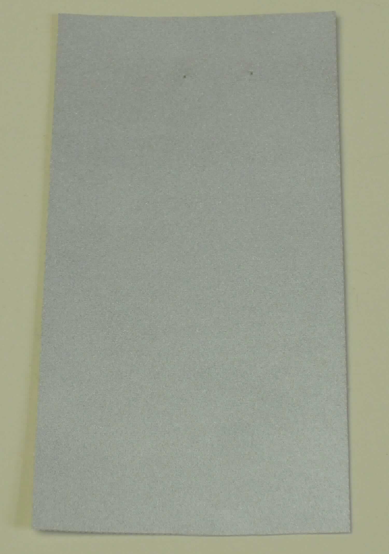 Reflexgewebe, Foto siehe Anlage,
- laut Antrag als Meterware,
- mit einer Gesamtdicke von ca. 0,4 mm
- aus Gewebe aus laut Antrag Baumwolle (Spinnstoff),
- mit einer reflektierenden Schicht; laut Antrag beschichtet mit Klebstoff und flächendeckend überzogen mit nicht 
  vollständig eingebetteten, metallisierten Mikro-Glaskugeln (überwiegend mit einem Durchmesser von weniger als
  150 µm),
- das Überziehen ist mit dem bloßen Auge wahrnehmbar.

"Überzogenes Gewebe, anderes als in den Positionen 5901 bis 5906 genannte, beschichtet mit in Klebstoff 
 eingebetteten Kügelchen mit einem Durchmesser von nicht mehr als 150 µm"