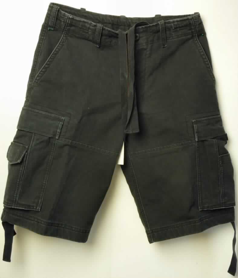 Kurze Hose, sog. Trooper Vint. Shorts, Art. #3, Größe L, Foto siehe Anlage,
- aus 1,0 mm dicken, einfarbigen Geweben aus laut Antrag 100 % Baumwolle,
- in der Taille abschließend, mit Gürtelschlaufen, mit verrengendem Tunnelzug mit breitem Gewebeband,
- vorn mit einer Öffnung mit Reißverschluss, mit Patte und Knopfverschluss im Taillenbund von links
  über rechts (Männerkleidung),
- vorn mit zwei schräg eingesetzten Taschen, zwei aufgesetzten Taschen auf den Oberschenkeln 
  mit jeweils einer weiteren aufgesetzten Tasche und zwei eingesetzten Gesäßtaschen,
- mit kurzen Hosenbeinen, die nicht die Knie bedecken (Seitenlänge: 57 cm),
- an den Beinabschlüssen mit verengendem Tunnelzug.

 "Kurze Hose, aus Geweben, für Männer, aus Baumwolle"