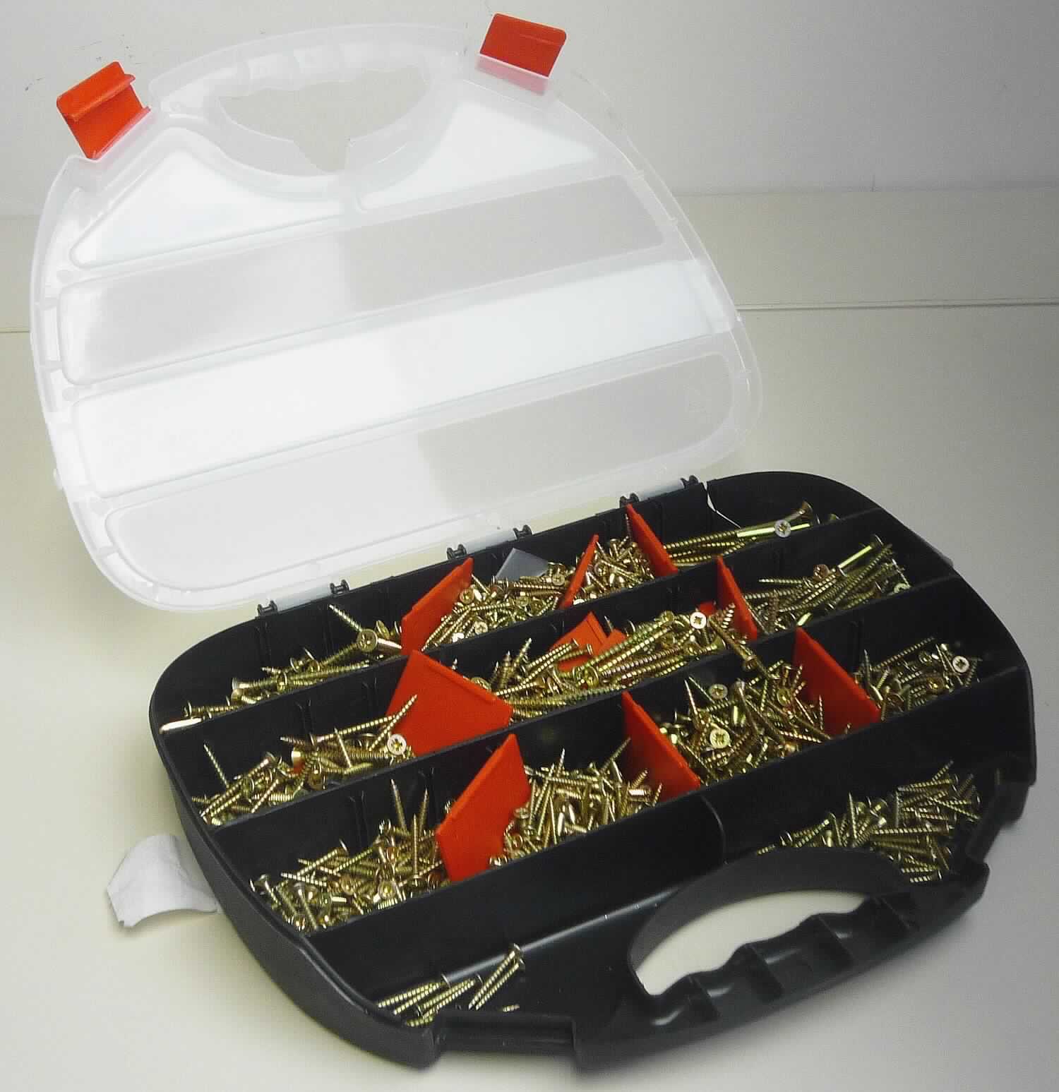 Es handelt sich um Sets aus insgesamt 1700 Stück Schrauben aus verzinktem Stahl (kein nicht rostender Stahl) mit Senkkopf mit Kreuzschlitz und einem selbstformenden Gewinde (außer bei einer Sorte bis zum Kopf reichend) mit spitzem Gewindeende.
Die Schrauben weisen verschiedene Abmessungen auf und sind nach Größe sortiert in einer aufklappbaren Kunststoffbox mit flexibler Fachunterteilung verpackt. 
Abmessungen (Gewindedurchmesser x Länge): 3 x 20 mm; 3,5 x 20 mm; 3 x 25 mm; 3,5 x 25 mm; 3,5 x 30 mm; 4 x 30 mm; 3,5 x 35 mm; 4 x 40 mm; 4 x 50 mm; 5 x 50 mm; 5 x 60 mm und 5 x 80 mm.
- Antragstellerangaben -

Abbildung siehe Anlage.

Derartige Erzeugnisse gehören als "andere gewindeformende Schrauben (keine Blechschrauben), aus Stahl" zur Codenummer 7318 1499 90 0 des Zolltarifs.