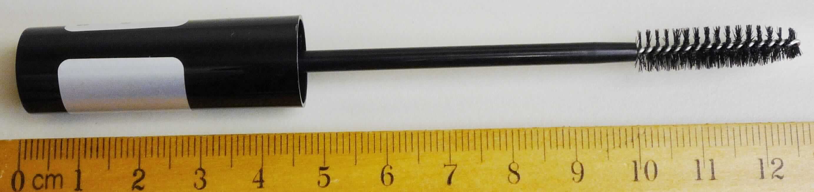 Es handelt sich um eine Mascarabürste, im Wesentlichen bestehend aus einem bürstenartigen Applikator in Form eines gedrehten Metalldrahtes, in den synthetische Borstenbüschel eingearbeitet sind.
Der Metalldraht mündet in einen Kunststoffstiel, der mit einem schwarzen, hülsenförmigen, ca. 4,5 cm langen, rundlichen Griff mit Innengewinde versehen ist.

Die Bürste dient dem Auftragen von kosmetischen Erzeugnissen auf die Wimpern.

Die Ware ist als "Bürste für die Körperpflege, Wimpernbürste" einzureihen.