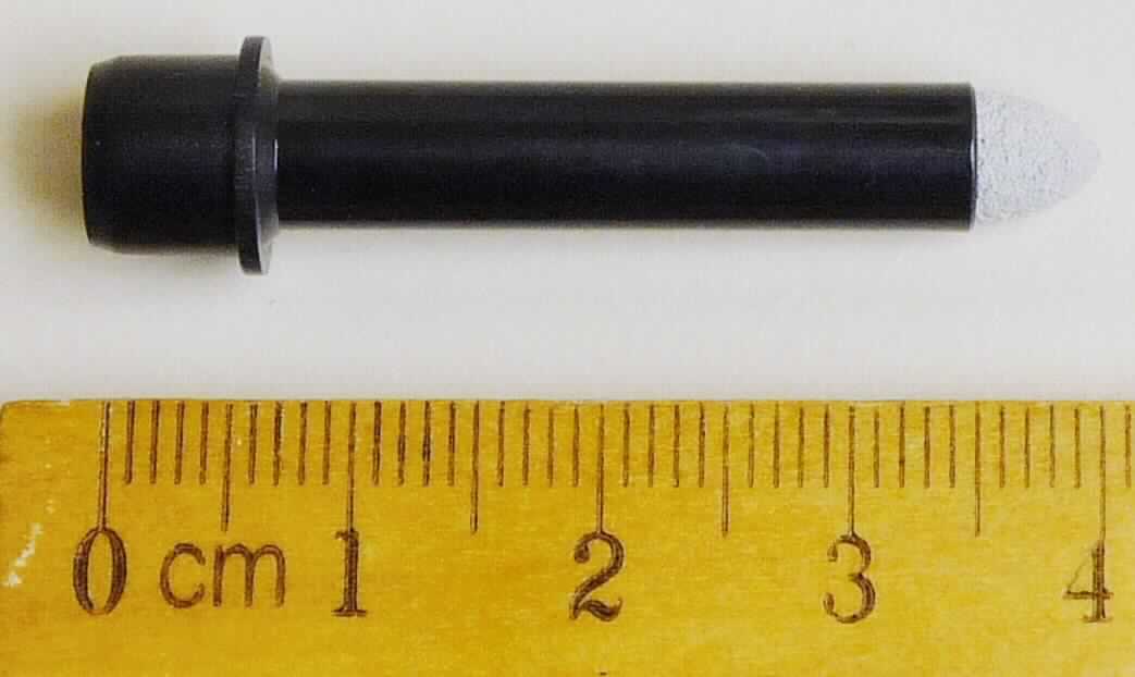 Es handelt sich um ein Kissen zum Auftragen von Kosmetik, einen sog. Applikator für Kosmetikstifte.

Die Ware besteht aus einem grauen, tropfenförmigen Moosgummizuschnitt (L x D = 1,2 x 0,5) mit aufgerauter Oberfläche, welcher in eine ca. 3,5 cm lange, schwarze Kunststoffröhre mit fest verbundenen Kunststoffaufsatz mündet. Der gesamte Applikator dient zum Aufsetzen auf einen Kosmetikstift (nicht Gegenstand der vZTA).

Die Ware ist als "Kissen zum Auftragen von Kosmetikmitteln" einzureihen.