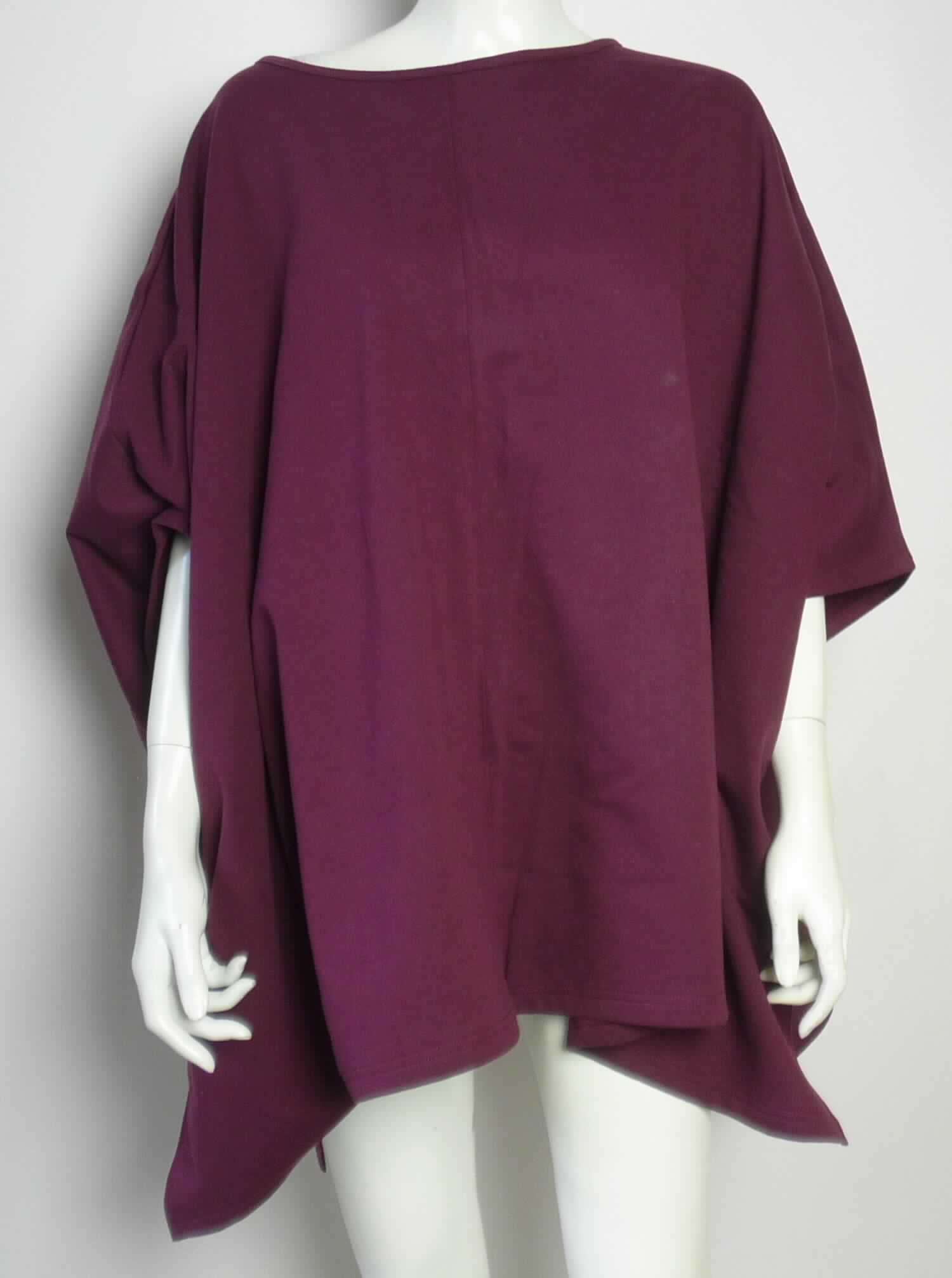 Oberteil, sog. Damen-Poncho, in Erwachsenengröße, Foto siehe Anlage,
- aus ca. 1,4 mm dicken, einfarbigen Gewirken aus laut Antrag 60 % Baumwolle und 40 % Polyester (synthetische 
  Chemiefasern),
- über die Taille reichend (Rückenlänge: ca. 70 cm), 
- mit einem U-Boot-förmigen Halsausschnitt,
- ohne Öffnung und ohne Verschluss,
- bedeckt in getragenem Zustand die Schultern und teilweise die Arme; in Höhe der Ellenbogen sind Vorder- und
  Rückenteil punktuell zusammengenäht, sodass eine Armöffnung entsteht, die Kleidung jedoch seitlich offen bleibt
  (somit kein Pullover),
- an allen Rändern gesäumt,
- bietet u. a. aufgrund des Schnitts und der Ausstattung (seitlich offen und nicht vollständig die Arme bedeckend) 
  keinen Wetterschutz, somit kein umhangähnliches Kleidungsstück (Poncho).

"Andere Kleidung (Oberteil), aus Gewirken, aus Baumwolle"