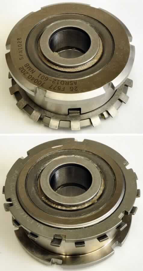 Pendelrollenlager (ASRD-Serie), 
- in einem Stahlgehäuse in verschiedenen Größen (vorliegend mit einem Außendurchmesser von ca. 60 mm und einer Stärke von ca. 25 mm), mit einer Innenbohrung zur Durchführung einer Welle (Durchmesser ca. 19 mm) und mit doppelreihig angeordneten, tonnenförmigen Wälzkörpern in einem im Inneren des Gehäuses sich befindlichen Käfigs, 
- zum Ausgleichen von Fluchtfehlern der Achse/Welle von bis zu 10°,
- bestimmt zum Einbau in Flugzeuge zum Ausfahren der Landeklappen.

Das Erzeugnis ist als "Wälzlager, Tonnenlager (Pendelrollenlager)" einzureihen.