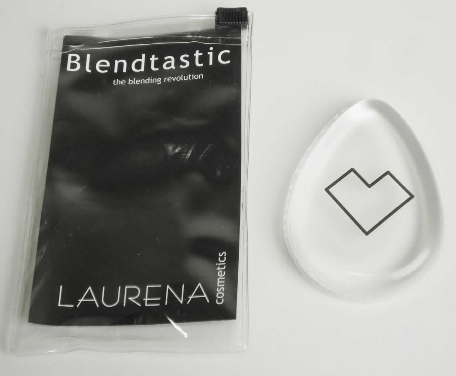 Bei der als "Silikon & PU Make up Applikator" bezeichneten Ware handelt es sich um ein transparentes Kissen zum Auftragen von flüssigem Make-up.
Das tropfenförmige, flexible Erzeugnis mit den Abmessungen von ca. 4,8 x 6,8 x 1 cm (B x H x T) weist eine glatte Oberfläche auf und besteht aus Kunststoffen (Polyurethan und TPU).

Das in einer klarsichtigen Kunststoffverpackung mit Zipper und Warenbeschreibung aufgemachte Erzeugnis ist als "Kissen, zum Auftragen von Kosmetik- oder Körperpflegemittel" einzureihen.