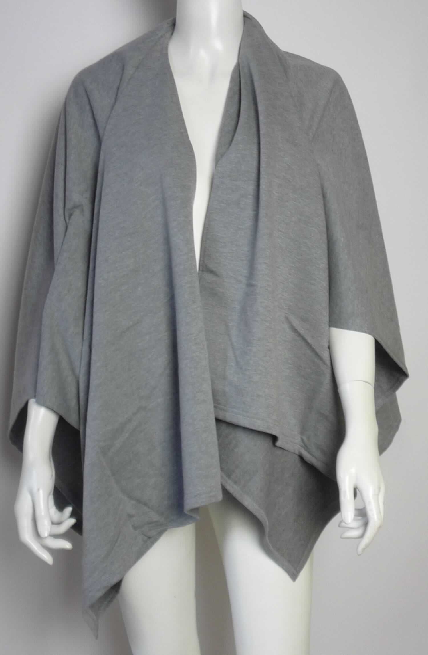 Umschlagtuchähnliche Ware, sog.  Damen Poncho, in Erwachsenengröße, Foto siehe Anlage,
- aus ca. 1,3 mm dicken, buntgewirkten Gewirken (melierte Garne) aus laut Antrag 60 % Baumwolle und 
  40 % Polyester (synthetische Chemiefasern), 
- rechteckig; in den Abmessungen: ca. 140 cm (Länge) x ca. 130 cm (Breite),
- in der Mitte einer Schmalseite mit einer bis etwa zur Mitte der Länge reichenden Aussparung,
- ohne Verschluss,
- an allen Rändern durch Umschlagen und Festnähen gesäumt (somit konfektioniert),
- vorn und seitlich offen; die Schultern, Teile der Arme und den Oberkörper bedeckend (somit kein umhang-
  ähnliches Kleidungsstück der Position 6102), 
- ergänzt die Kleidung in Art eines Umschlagtuchs.

"Anderes konfektioniertes Bekleidungszubehör (Umschlagtuchähnliche Ware), aus Gewirken"