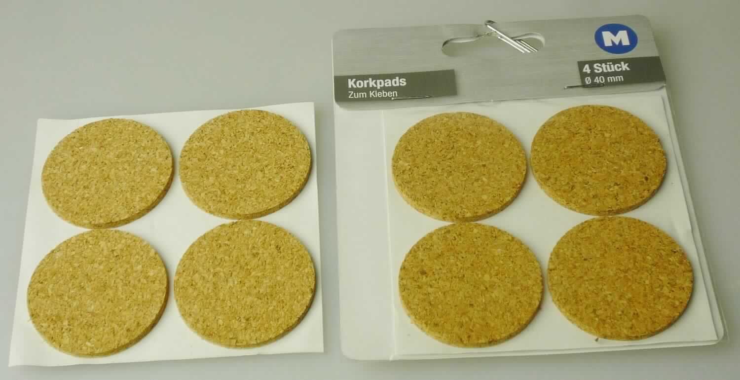 Nach den Angaben der Antragstellerin und dem vorgelegten Warenmuster handelt es sich bei den als "Korkpads" (Art. 0646096) bezeichneten Erzeugnissen um runde, flache Plättchen aus Presskork (Ø ca. 40 mm), die mit einer selbstklebenden Unterseite versehen sind. Derartige Waren werden als Oberflächenschutz oder zur Stoßdämpfung bzw. Vibrationshemmung z.B. an die Unterseite von Möbeln, Lautsprechern etc. geklebt.

Je vier Korkpads sind auf einem Trägerpapier in einem Polybeutel mit Pappaufhänger verpackt.

Zolltarifrechtlich handelt es sich um "Waren aus Presskork, andere als in den TARIC-Unterpositionen 4504 1011 00 bis 4504 9080 10 genannt".