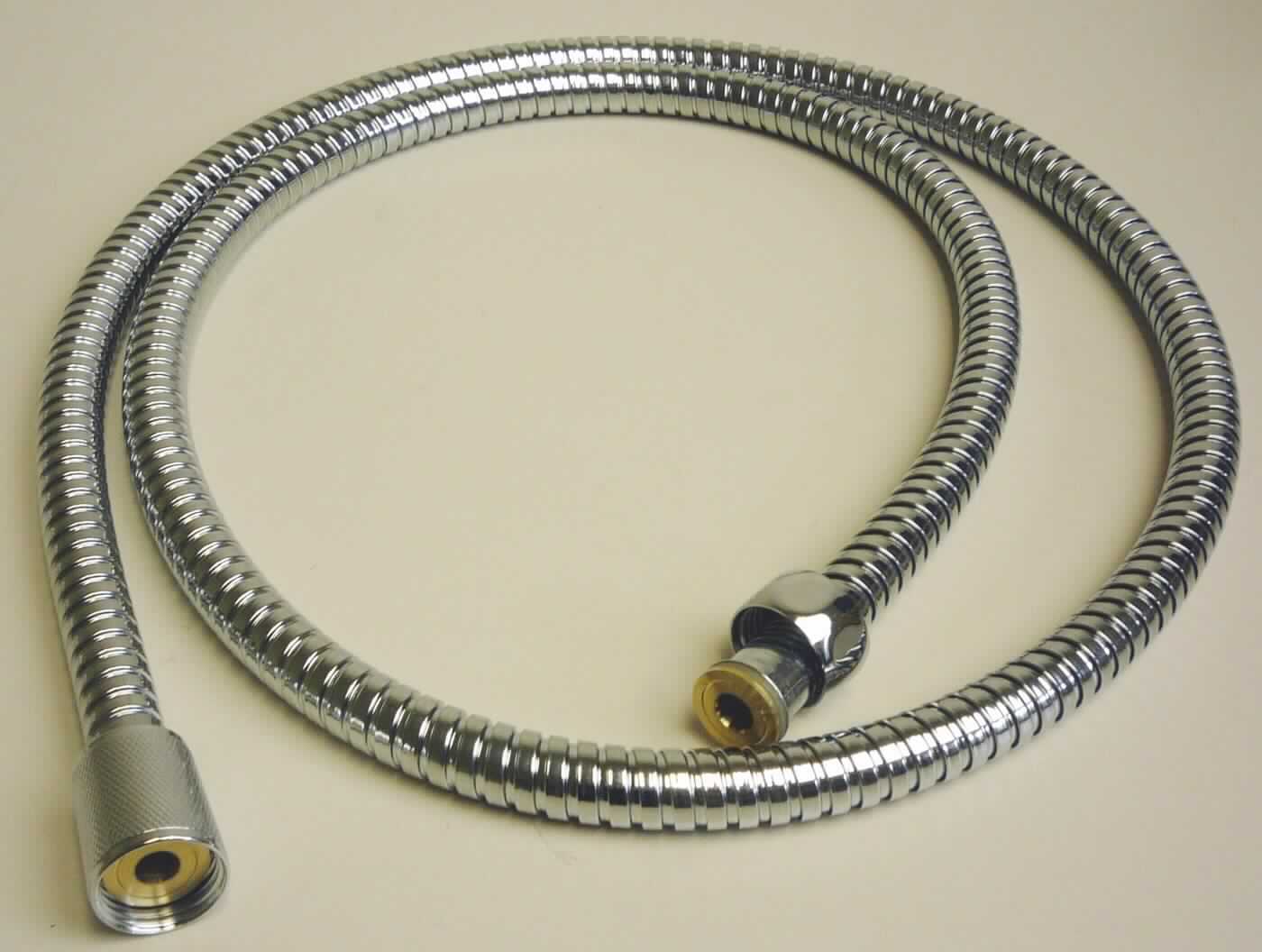 Es handelt sich um etwa 150 cm lange, biegsame Schläuche aus unedlem Metall (Stahl; charakterbestimmend) mit kreisrundem Querschnitt und einem Innenschlauch aus Kunststoff. Die Enden sind mit Hülsen aus Stahl oder einer Kupfer-Zink-Legierung mit gewichtsmäßig vorherrschendem Kupfergehalt (Messing) sowie einer Überwurfmutter aus Mesing versehen. 
Stahl herrscht gewichtsmäßig gegenüber jedem anderen unedlen Metall vor.
- Antragstellerangaben - 


Abbildung siehe Anlage.

Derartige Erzeugnisse gehören als "andere Schläuche aus uneden Metallen (Stahl), auch mit Verbindungsstücken" zum TARIC-Code 8307 1000 90.