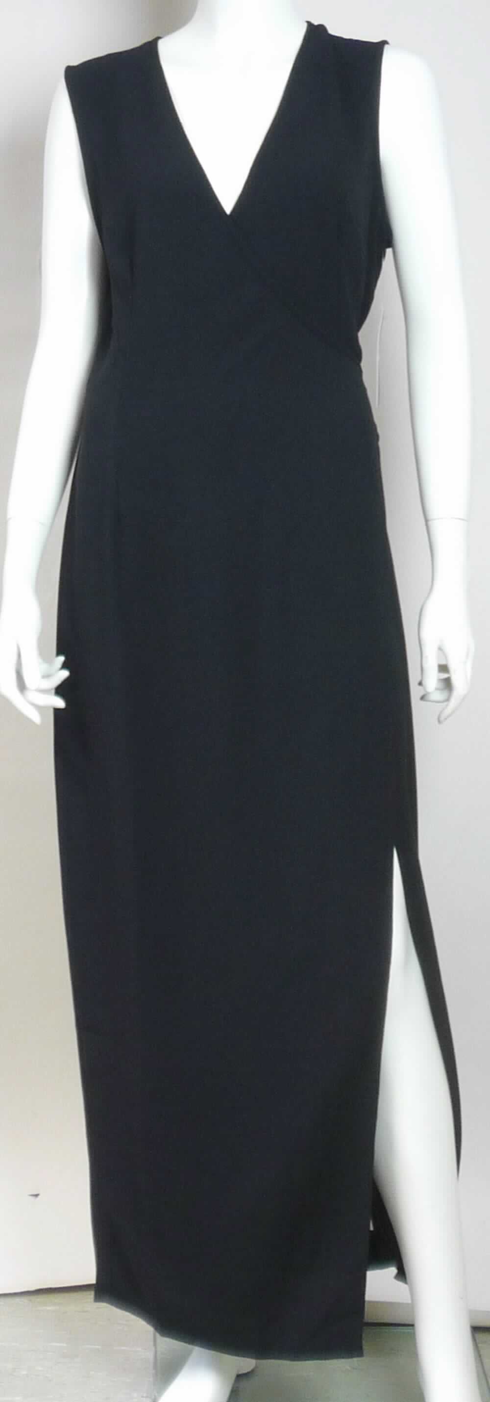 Kleid, Art. RSACRP3303, Größe M, Foto siehe Anlage,
- aus ca. 0,5 mm dicken, einfarbigen Geweben aus laut Antrag 95 % Polyester und 5 % Elasthan (beides 
  synthetische Chemiefasern),
- bis zu den Knöcheln reichend (Rückenlänge: ca. 140 cm), 
- mit einem V-förmigen Halsausschnitt,
- mit asymmetrisch angeordneten Vorderteilen, bei denen die Randeinfassungen in lange Bindebänder fortgeführt 
  werden, das linke Bindeband wird durch eine Öffnung in der rechten Seitennaht gezogen und so mit dem
  rechten Bindeband verknotet, dass die Vorderteile in der Art eines Wickelkleidungsstücks großflächig von rechts 
  auf links überlappen,
- ärmellos,
- am unteren Rand durch Umschlagen und Festnähen gesäumt,
- kann ohne ein weiteres, den Unterkörper bedeckendes Kleidungsstück getragen werden.

"Kleid, aus Geweben, für Frauen, aus synthetischen Chemiefasern"