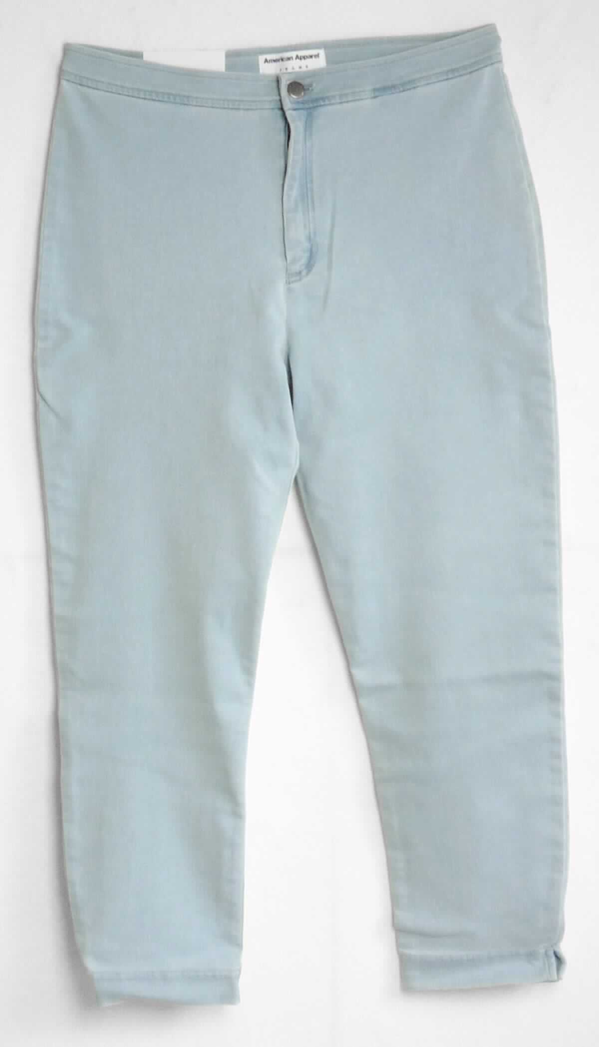 Lange Hose, sog. Jeanshose, Art. RSAMS3228, Größe 2XL Foto siehe Anlage,
- aus ca. 0,7 mm dicken, buntgewebten Geweben (kein Denim) aus laut Antrag 77 % Baumwolle sowie 
  21 % Polyester und 2 % Elasthan (beides synthetische Chemiefasern),
- in der Taille abschließend, mit einem ca. 3 cm breiten, angesetzten Taillenbund,
- vorn mit einer Öffnung mit Reißverschluss, verdeckt durch eine Patte mit Knopfverschluss im Taillenbund 
  von links auf rechts (Männerkleidung; somit keine Ware der Position 6204),
- mit zwei aufgesetzten Gesäßtaschen,
- mit 7/8-langen Hosenbeinen, 
- an den Beinabschlüssen durch Umschlagen und Festnähen gesäumt sowie mit ca. 3 cm hochreichenden
  Schlitzen ausgestattet,
- keine Arbeits- und Berufskleidung.

"Lange Hose, aus Geweben, für Männer, aus Baumwolle, keine Arbeits- und Berufskleidung, andere als in den 
 Unterpositionen 6203 4231 und 6203 4233 genannte"