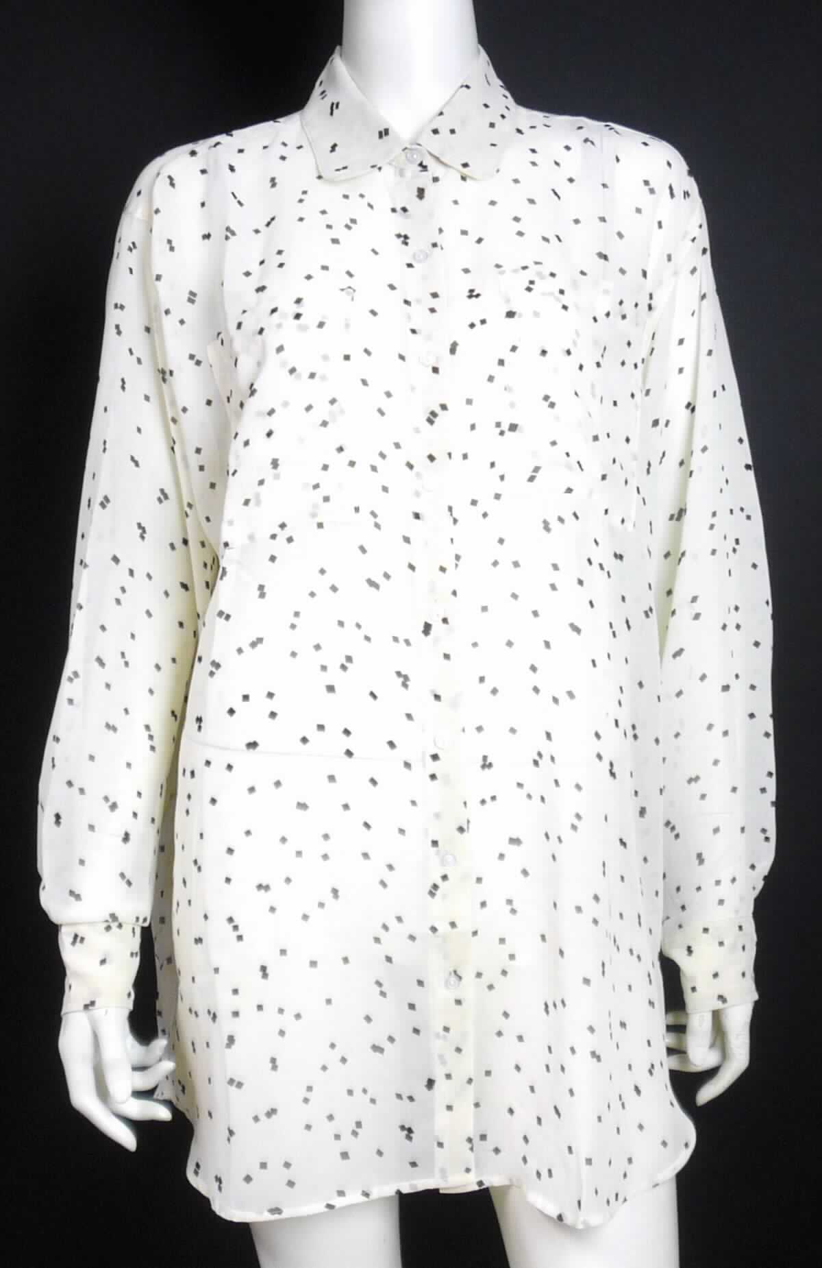 Hemdbluse, sog. Bluse für Frauen, Art. RSA0324, in Einheitsgröße, Foto siehe Anlage,
- aus ca. 0,2 mm dicken, bedruckten Geweben aus laut Antrag 100 % Polyester (synthetische Chemiefasern),
- über den Schritt reichend (Rückenlänge: ca. 79 cm), 
- mit Umlegekragen,
- vorn mit einer durchgehenden Öffnung mit Knopfverschluss von rechts über links (Frauenkleidung),
- mit langen Ärmeln, an den Ärmelenden mit manschettenartigen Abschlüssen,
- mit zwei aufgesetzten, offenen Brusttaschen,
- am unteren Rand abgerundet gearbeitet und durch Umschlagen und Festnähen gesäumt,
- den Hemden für Männer entsprechend zugeschnitten.

"Hemdbluse, aus Geweben, für Frauen, aus Chemiefasern"