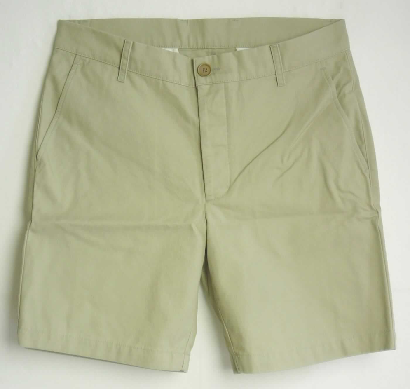 Kurze Hose, sog. Short für Männer, Art. RSACN4246, Größe 32, Foto siehe Anlage,
- aus ca. 0,5 mm dicken, einfarbigen Geweben aus laut Antrag 100 % Baumwolle,
- in der Taille abschließend, mit einem ca. 4 cm breiten, angesetzten Taillenbund mit Gürtelschlaufen,
- vorn mit einer Öffnung mit Knopfverschluss und Patte von links über rechts (Männerkleidung; somit keine Ware
  der Position 6204), die im Bund mit einem Knopf geschlossen wird,
- mit zwei seitlich eingesetzten, offenen Taschen sowie mit eingesetzten Gesäßtaschen mit Knopfverschluss,
- mit kurzen Hosenbeinen, die nicht die Knie bedecken (Seitenlänge: ca. 47 cm),
- an den Beinabschlüssen durch Umschlagen und Festnähen gesäumt.

"Kurze Hose, aus Geweben, für Männer, aus Baumwolle"