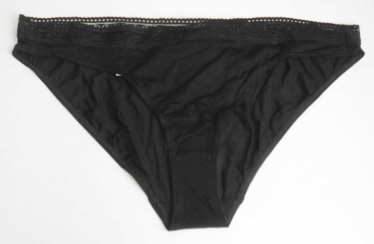 Slip, sog. Hüftslip, Art. RSACJ3277, Größe M, Foto siehe Anlage,
- aus ca. 0,3 mm dicken, einfarbigen Gewirken aus laut Antrag 95 % Rayon und 5 % Elasthan (beides 
  Chemiefasern), 
- als Hüftslip gearbeitet,
- mit einem ca. 2,5 cm breiten Bund aus musterbildend durchbrochen gearbeiteten, elastischen Gewirken (sog. 
  Raschelspitze),
- ohne Öffnung und ohne Verschluss,
- aufgrund des Schnitts eindeutig als Frauenkleidung erkennbar,
- mit hohen Beinausschnitten, mit eingenähten, elastischen Bändern,
- im Schritt mit einer Hygieneeinlage ausgestattet.

"Slip, aus Gewirken, für Frauen, aus Chemiefasern"