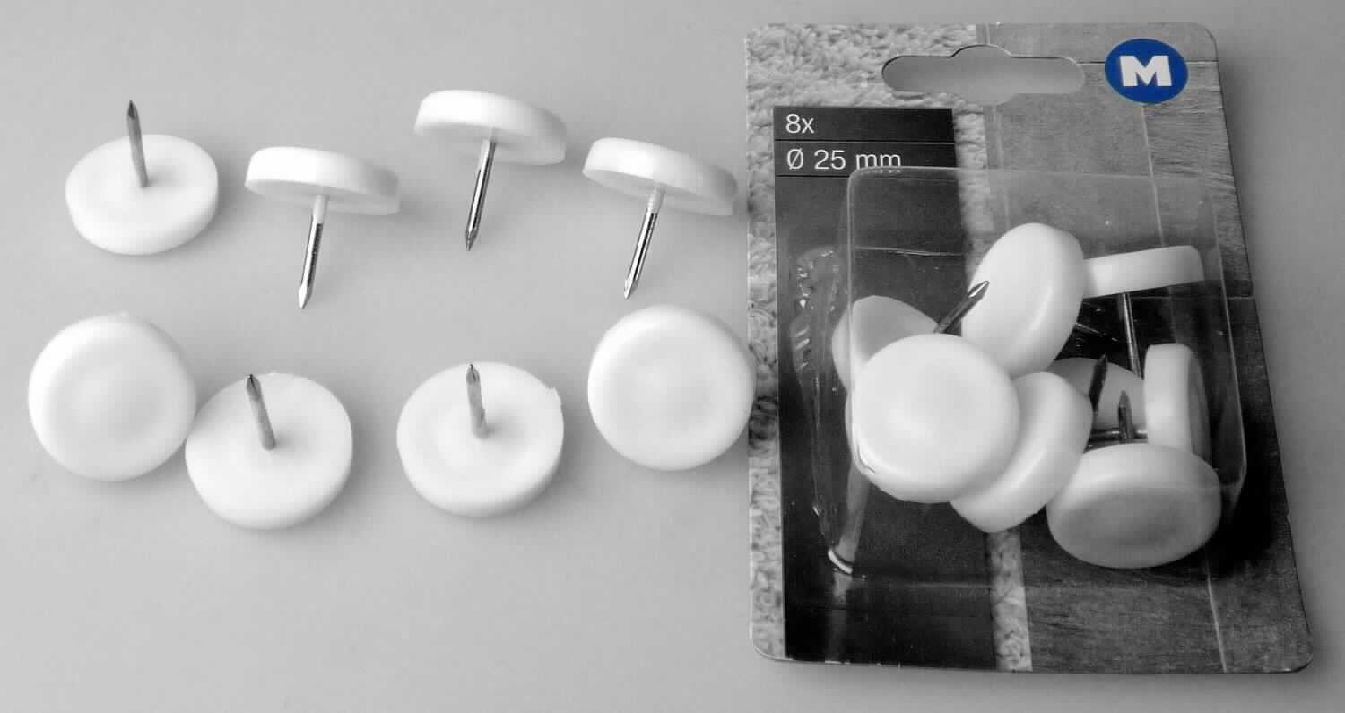 Es handelt sich um Möbelgleiter (Artikel-Nr. 0644446), bestehend aus einer runden Gleitfläche (Ø 25 mm) aus Kunststoff im Sinne der Anmerkung 1 zu Kapitel 39 und einem Befestigungsnagel aus unedlem 
Metall. Die Waren werden üblicherweise unter Möbelstücke montiert und dienen 
sowohl dem leichteren Verschieben des Möbels als auch dem Schutz des Fußbodens.
Sie sind zu jeweils acht Stück auf einer Pappkarte mit einer Blisterhaube aufgemacht.

Im Hinblick auf die Bedeutung für die Verwendung und den Umfang bestimmt die 
Gleitfläche aus Kunststoff den Charakter der Waren.

Derartige Erzeugnisse werden zolltariflich als "andere Waren aus Kunststoff, Beschläge 
für Möbel, andere als in den Codenummern 3926 3000 10 0 bis 3926 3000 20 0 genannt" 
eingereiht.