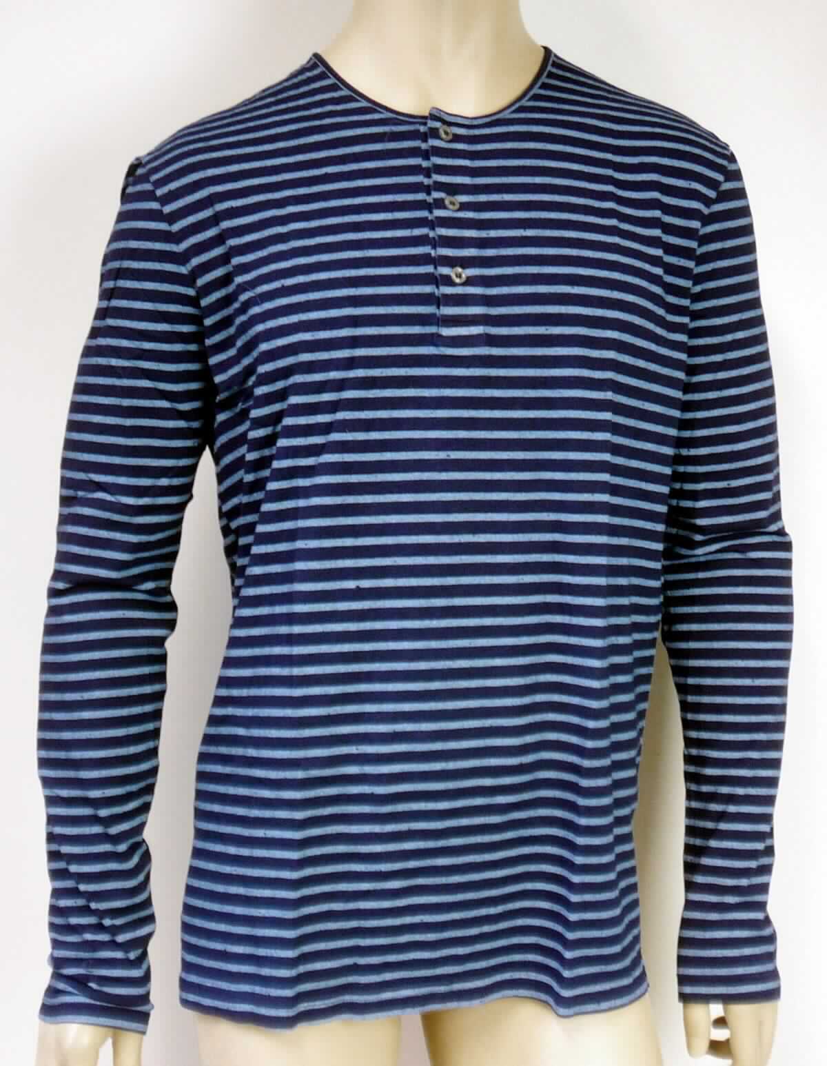 Hemd, sog. Langarmshirt für Männer, Art. RSATJ4177P, Größe L, Foto siehe Anlage,
- aus ca. 0,6 mm dicken, bedruckten Gewirken aus laut Antrag 100 % Baumwolle; mit durchschnittlich mehr als 
  10 Maschen je linearen Zentimeter in jeder Richtung,
- über die Taille reichend (Rückenlänge: ca. 73 cm), 
- mit einem runden Ausschnitt, 
- vorn mit einer nicht durchgehenden Öffnung mit Knopfverschluss von links über rechts (Männerkleidung), 
- mit langen Ärmeln, 
- am unteren Rand und an den Ärmelenden durch Umschlagen und Festnähen gesäumt.

"Hemd, aus Gewirken, für Männer, aus Baumwolle"