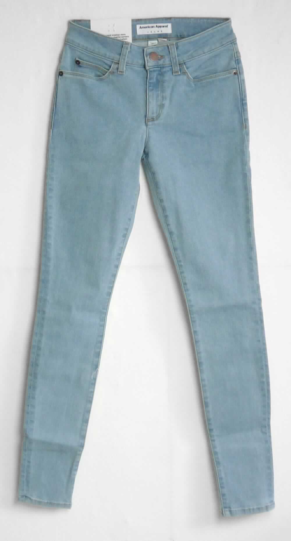 Lange Hose, sog. Jeanshose für Frauen, Art. RSADS3141, Größe 24, Foto siehe Anlage,
- aus ca. 0,8 mm dicken, buntgewebten, köperbindigen Denimgeweben aus laut Antrag 98 % Baumwolle und 2 % 
  Elasthan (synthetische Chemiefasern),
- in der Taille abschließend, mit einem ca. 4 cm breiten, angesetzten Bund mit Gürtelschlaufen,
- vorn mit einer Öffnung mit Reißverschluss und Patte von links über rechts (Männerkleidung; somit keine Ware
  der Position 6204), die im Taillenbund mit einem Knopf geschlossen wird,
- vorn mit zwei eingesetzten, offenen Taschen und einer aufgesetzten, kleinen Tasche sowie hinten mit zwei 
  aufgesetzten, offenen Gesäßtaschen,
- mit knöchellangen Hosenbeinen; an den Beinabschlüssen durch Umschlagen und Festnähen gesäumt,
- keine Arbeits- und Berufskleidung.

"Lange Hose, aus Geweben, für Männer, aus Baumwolle, keine Arbeits- und Berufskleidung, aus Denim"