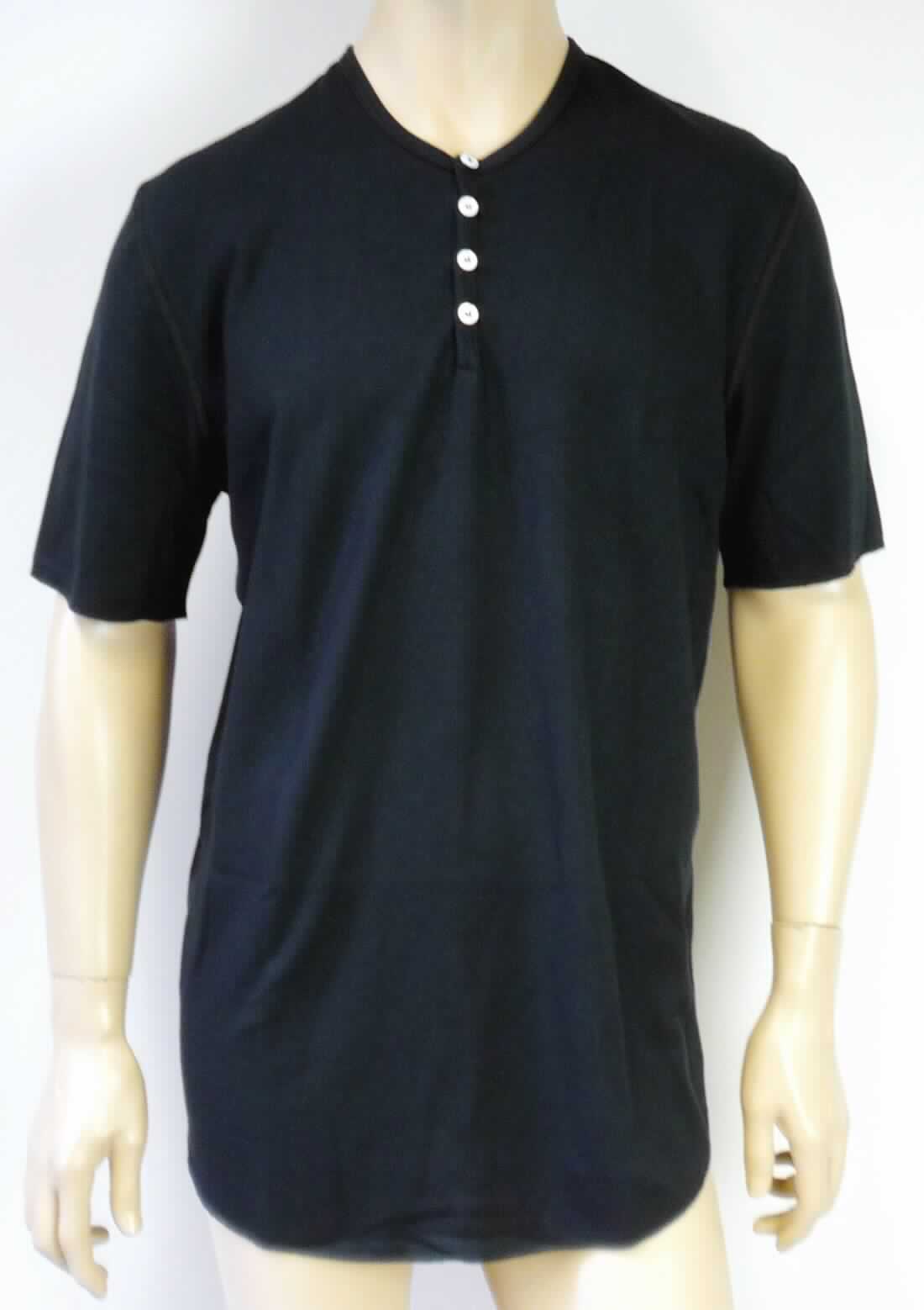 Hemd, sog. Strick Henley für Männer, Art. RSAT4259, Größe XL, Foto siehe Anlage,
- aus ca. 0,8 mm dicken, strukturiert gewirkten, einfarbigen Gewirken aus laut Antrag 90 % Baumwolle und 10 % 
  Polyester (synthetische Chemiefasern); mit durchschnittlich mehr als 10 Maschen je linearen Zentimeter in jeder 
  Richtung,
- über den Schritt reichend (Rückenlänge: ca. 79 cm), 
- mit einem runden Halsausschnitt, 
- vorn mit einer nicht durchgehenden Öffnung mit Knopfverschluss von links über rechts (Männerkleidung), 
- mit kurzen Ärmeln, 
- am unteren, abgerundeten Rand und an den Ärmelenden durch Überwendlichnähte gesäumt.

"Hemd, aus Gewirken, für Männer, aus Baumwolle"