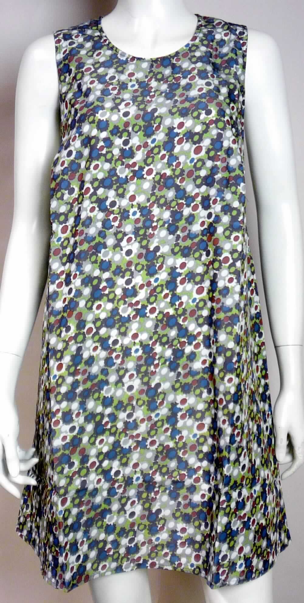 Kleid, Art. RSAMOL3209P, Größe L, Foto siehe Anlage,
- aus ca. 0,2 mm dicken, buntbedruckten (nicht nach dem Batik-Verfahren handbedruckt) Geweben aus laut Antrag
  77 % Modal (künstliche Chemiefasern) und 23 % Polyester (synthetische Chemiefasern)
- über den halben Oberschenkel reichend (Rückenlänge: ca. 88 cm), 
- mit einem runden Halsausschnitt,
- hinten mit einer kurzen Öffnung mit Knopfverschluss,
- ärmellos, 
- am unteren Rand durch Umschlagen und Festnähen gesäumt,
- kann aufgrund der Länge ohne ein weiteres, den Unterkörper bedeckendes Kleidungsstück getragen werden,

"Kleid, aus Geweben, für Frauen, aus künstlichen Chemiefasern, nicht nach dem Batik-Verfahren handbedruckt"