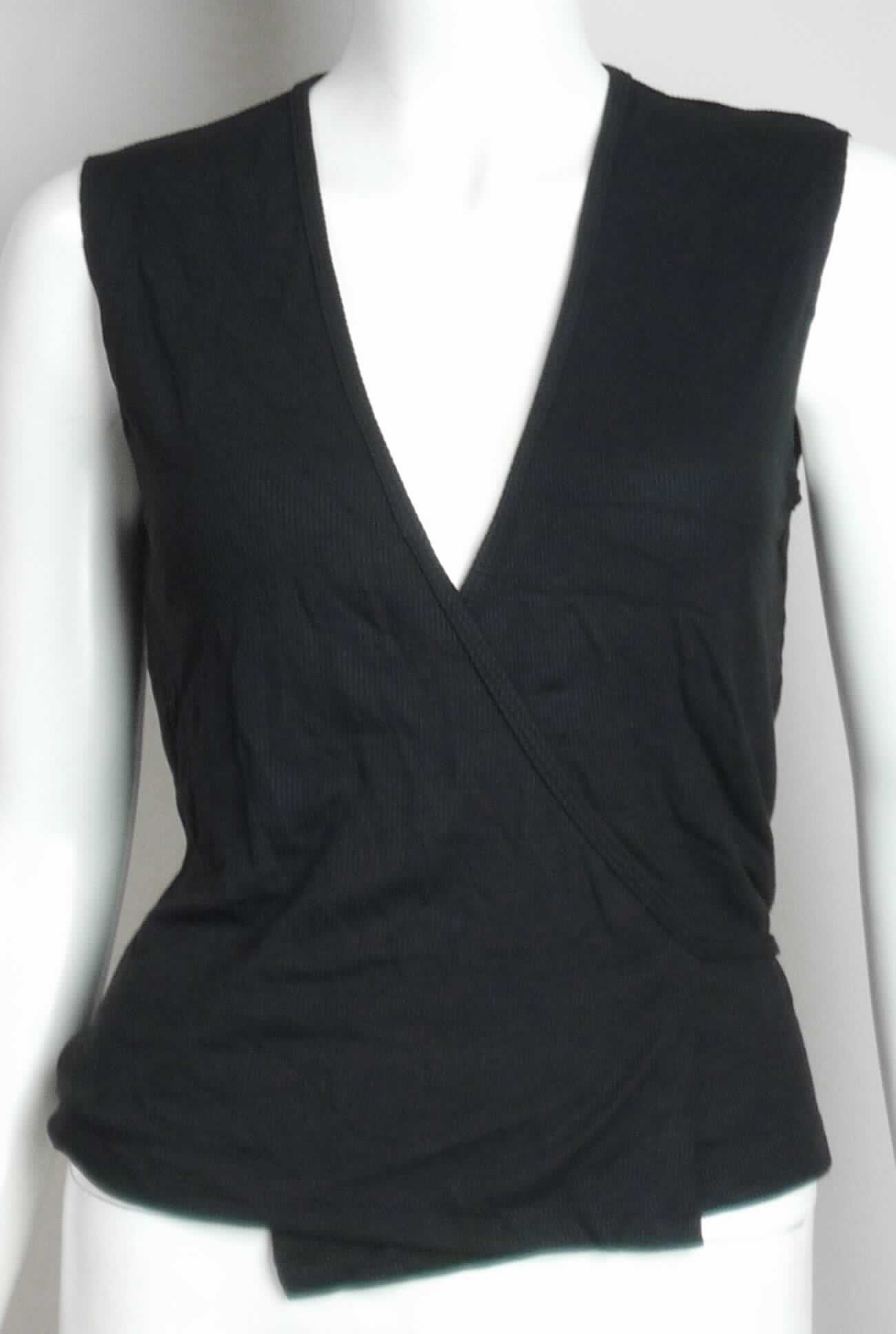 Bluse, sog. ärmelloses Top für Frauen, Art. RSATW3262, Größe L, Foto siehe Anlage,
- aus ca. 0,7 mm dicken (leichten), einfarbigen, gerippt gewirkten Gewirken aus laut Antrag 94 % Rayon (künstliche 
  Chemiefasern) und 6 % Elasthan (synthetische Chemiefasern); mit durchschnittlich mehr als 10 Maschen in jeder 
  Richtung je linearen Zentimeter; teilweise doppellagig, stellt sich jedoch insgesamt noch als leichtes 
  Kleidungsstück dar, 
- über die Taille reichend (Rückenlänge: ca. 51 cm),
- mit einem V-förmigen, sehr tiefen Halsausschnitt,
- im Wickelstil gearbeitet, vorn mit einer durchgehenden Öffnung; am Halsausschnitt und an den schräg
  gearbeiteten Vorderteilen mit einer zu Bindebändern auslaufenden Randeinfassung; die Bindebänder werden 
  durch eine kleine Öffnung an den Seiten (etwa 2 cm vom unteren Rand) geführt und im Rücken oder vorn 
  gebunden; mit Überlappung sowohl von rechts auf links als auch von links auf rechts (unisex),
- ärmellos,
- am unteren Rand durch Umschlagen und Festnähen gesäumt,
- erfüllt die Merkmale zur Einreihung als Bluse, somit keine Ware der Position 6110.

"Bluse, aus Gewirken, für Frauen, aus Chemiefasern"