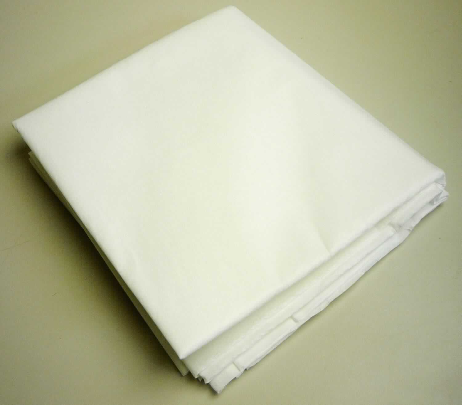 Vliesstoff, sog. Reinigungstuch PT056W, Foto siehe Anlage,
- laut Antrag als Meterware auf Rollen bzw. rechteckig zugeschnitten,
- laut Untersuchungsergebnis:
-- aus synthetischen Chemiefasern (laut Antrag: Polyester) und Zellstoff, keine Filamente enthaltend; die 
   Antragsangaben von 50 GHT Zellstoff und 50 GHT Polyester können als zutreffend angesehen werden,
-- kein melt blown,
-- einlagig,
-- weder bestrichen noch überzogen,
-- mit einem Quadratmetergewicht von ca. 59 Gramm,
- die synthetischen Chemiefasern und der Zellstoff sind im Hinblick auf das Gewicht gleichermaßen von Bedeutung,
  somit verleiht keiner der beiden Stoffe der Ware ihren wesentlichen Charakter und sie ist der von den gleicher-
  maßen in Betracht kommenden Positionen (4803 / 5603) in der Nomenklatur zuletzt genannten zuzuweisen, somit
  keine Ware der Position 4803.

"Vliesstoff, anderer als in den Unterpositionen 5603 11 bis 5603 14 genannte, mit einem Quadratmetergewicht 
 von mehr als 25 g bis 70 g, nicht bestrichen oder überzogen, anderer als in den Unterpositionen 5603 9290 10 bis
 5603 9290 80 genannte"