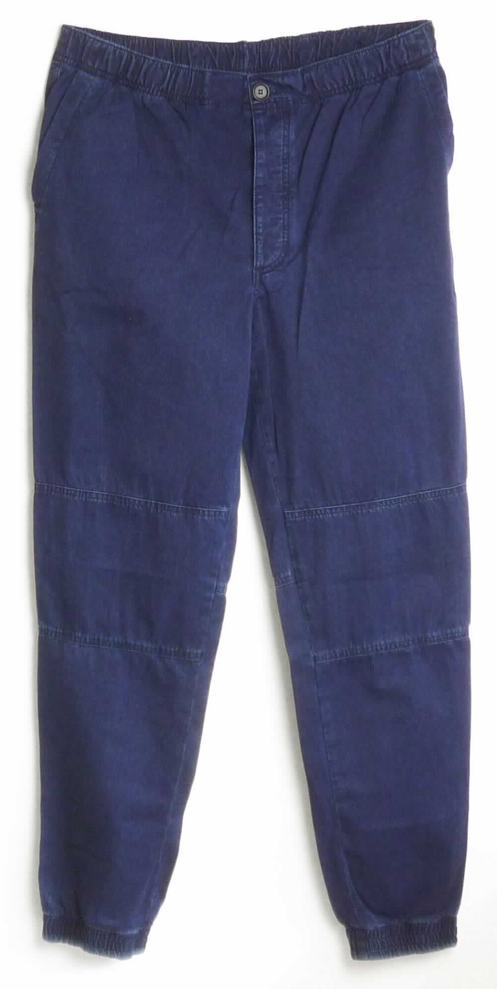 Lange Hose, Art. RSADM4169, Größe L, Foto siehe Anlage,
- aus ca. 0,5 mm dicken, gefärbten Geweben (kein Denim) aus laut Antrag 100 % Baumwolle,
- in der Taille abschließend, mit einem ca. 4 cm breiten, elastischen Taillenbund,
- vorn mit einer Öffnung mit Knopfverschluss, verdeckt durch eine Patte mit Knopfverschluss im Taillenbund 
  von links auf rechts (Männerkleidung),
- an den Seiten mit Eingriffstaschen und hinten mit zwei eingesetzten Gesäßtaschen,
- mit knöchellangen Hosenbeinen, 
- an den Beinabschlüssen elastisch verengt,
- keine Arbeits- und Berufskleidung.

"Lange Hose, aus Geweben, für Männer, aus Baumwolle, keine Arbeits- und Berufskleidung, andere als in den 
 Unterpositionen 6203 4231 und 6203 4233 genannte"