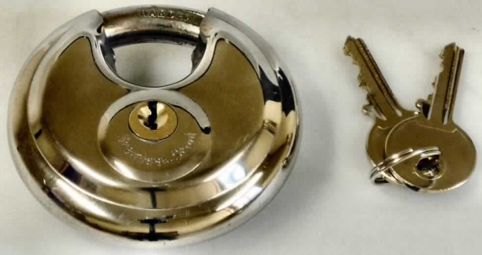 Es handelt sich um vollständig aus unedlem Metall gefertigte Vorhängeschlösser mit einer mit Schlüssel zu betätigenden Schließmechanik und einem aufklappbaren Bügel. Die Erzeugnisse dienen zum Verschließen und Sichern verschiedener Gegenstände und sind mit zwei Schlüsseln, die an einem Schlüsselring befestigt sind, in einer Blisterverpackung verpackt. 
- Antragstellerangaben -

Abbildung siehe Anlage. 

Derartige Erzeugnisse gehören als "Vorhängeschlösser (zum Schließen mit Schlüssel) aus unedlem Metall" zur Codenummer 8301 1000 00 des Integrierten Zolltarifs der EG (TARIC).