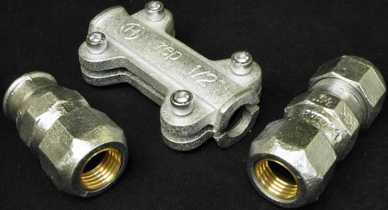 Rohrklemmverbinder aus Gusseisen

Bei der Ware handelt es sich um gegossene, zylindrische Hohlkörper, gemäß den Angaben aus Tempergus, einem verformbaren Gusseisentyp. Die sogenannten Klemmverbinder weisen mittig einen Außenachtkantansatz sowie u.a. die Prägung "H-elastic" auf. Die Hohlkörper verjüngen sich jeweils zu den Enden und sind an einem Ende mit einem Innengewinde versehen. Am anderen Ende liegt ein Außengewinde vor, auf das eine abnehmbare Überwurfmutter mit Außenachtkant geschraubt ist. Die Überwurfmutter ist mit einem offenen, konischen Dichtring mit regelmäßigen Einkerbungen aus Messing und einer Unterlegscheibe aus Stahl versehen. Die Hohlkörper weisen einen konischen Spezialdichtring aus NBR auf. Optional können beide Seiten des Hohlkörpers entsprechend bearbeitet und jeweils mit einer Überwurfmutter versehen sein.  Nach den Angaben werden die Erzeugnisse zum Verbinden von Stahlrohren für Trinkwasserinstallationen und für metallene Gasleitungen verwendet. Es handelt sich bei den Gewinden um dichtende Gewinde nach DIN EN 10226-1.

Derartige Erzeugnisse sind nach ihrer Beschaffenheit als andere gegossene Rohrverbindungsstücke, aus verformbaren Gusseisen, mit Gewinde, in den TARIC-Code 7307 1910 10 einzureihen.