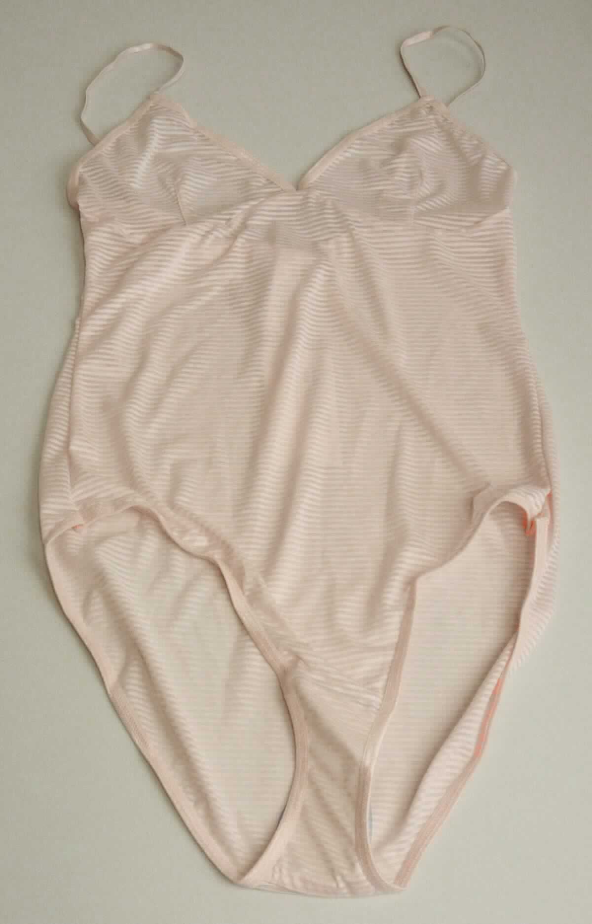 Einteilige Unterwäsche, sog.  Poly Body für Frauen, Art. RSAFY3152, Größe M, Foto siehe Anlage,
- aus ca. 0,4 mm dicken, einfarbigen, musterbildend gewirkten, teilweise transparenten Gewirken aus laut Antrag 
  90 % Polyester und 10 % Elasthan (beides Chemiefasern),
- unmittelbar auf der Haut zu tragen; den Rumpf bedeckend,
- mit schmalen, ca. 5 mm breiten, elastischen, längenverstellbaren Trägern (sog. Spagettiträger), 
- ohne Öffnung und ohne Verschluss,
- mit ausgearbeiteten Büstenteilen, mit Brustabnähern,
- im unteren Teil in der Art eines Slips gearbeitet, mit Hygieneeinlage,
- an allen Rändern mit einer elastischen Randeinfassung versehen,
- nach Schnitt und Ausstattung nicht dazu bestimmt, gewisse Teile des Körpers zu stützen, somit keine 
  Ware der Position 6212,
- das Kleidungsstück wird aufgrund des Materials und der Ausstattung üblicherweise nicht sichtbar als 
  Oberbekleidung getragen, somit keine Ware der Position 6114, 
- u. a. aufgrund des verarbeiteten Flächenerzeugnisses keine Ware der Position 6211.

"Unterwäsche, andere als in den Unterpositionen 6108 11 bis 6108 39 genannte, aus Gewirken, 
 für Frauen, aus Chemiefasern"