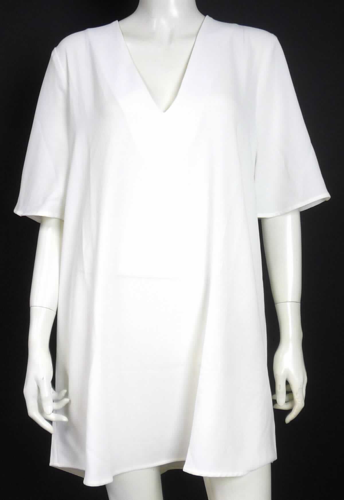 Kleid, sog. Bluse für Frauen, Art. RSACRP3233, Größe L, Foto siehe Anlage,
- aus ca. 0,6 mm dicken, einfarbigen Geweben aus laut Antrag 95 % Polyester und 5 % Elasthan (beides 
  synthetische Chemiefasern)
- bis über den halben Oberschenkel reichend (Rückenlänge: ca. 88 cm), vorn ca. 4 cm kürzer gearbeitet,
- mit einem V-förmigen Halsausschnitt,
- hinten mit einer nicht durchgehenden Öffnung, die im Nacken mit einem Knopf geschlossen wird, 
- mit kurzen Ärmeln, 
- am unteren Rand durch Umschlagen und Festnähen gesäumt,
- kann aufgrund der Länge ohne ein weiteres, den Unterkörper bedeckendes Kleidungsstück getragen werden,
  somit keine Ware der Position 6206.

"Kleid, aus Geweben, für Frauen, aus synthetischen Chemiefasern"