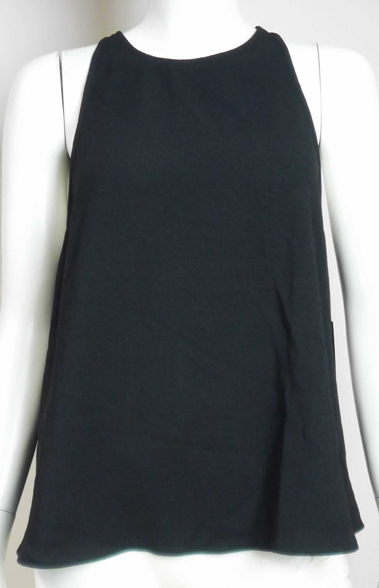Bluse, sog. ärmelloses Poly Top für Frauen, Art. RSACRP3265, Größe L, Foto siehe Anlage,
- aus ca. 0,5 mm dicken (leichten), einfarbigen Geweben aus laut Antrag 95 % Polyester und 5 % Elasthan (beides 
  synthetische Chemiefasern)
- über die Taille reichend (Rückenlänge: ca. 57 cm), 
- mit einem runden Halsausschnitt,
- hinten mit einer durchgehenden Öffnung, die im Nacken und der Mitte des Rückens mit jeweils einem Knopf 
  geschlossen wird; ohne Hinweise auf den Trägerkreis (unisex),
- ärmellos, 
- am unteren Rand durch Umschlagen und Festnähen gesäumt,
- erfüllt die Merkmale zur Einreihung als Bluse, somit keine Ware der Position 6211. 

"Bluse, aus Geweben, für Frauen, aus Chemiefasern"