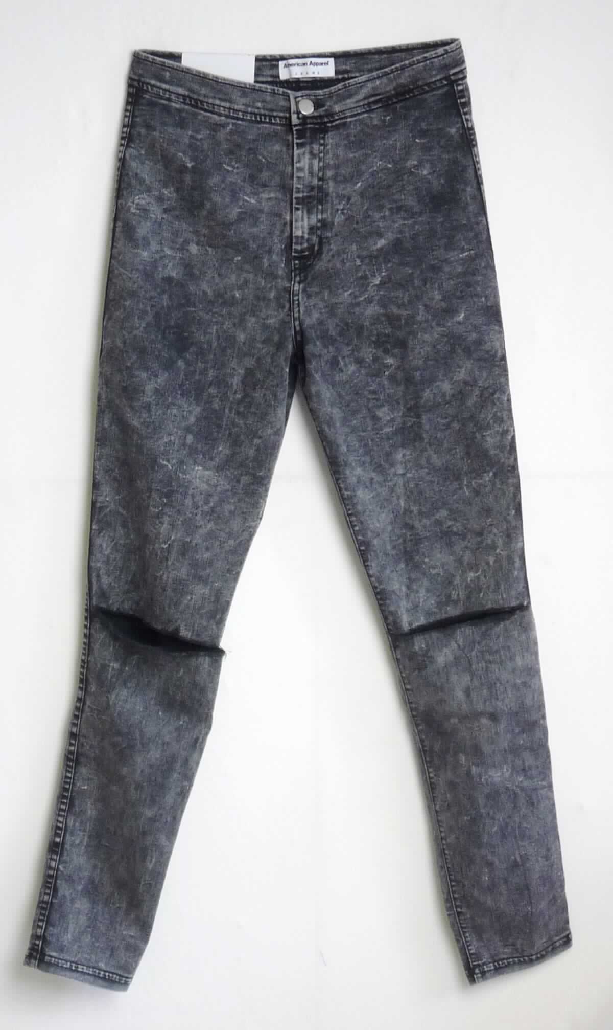 Lange Hose, sog. Hose für Frauen, Art. RSAMS300DS, Größe L, Foto siehe Anlage,
- aus ca. 0,7 mm dicken, einfarbigen Geweben (kein Denim) aus laut Antrag 77 % Baumwolle, 21 % Polyester und 
  2 % Elasthan (beides synthetische Chemiefasern),
- in der Taille abschließend, mit einem ca. 3,5 cm breiten, angesetzten Bund,
- vorn mit einer Öffnung mit Reißverschluss und Patte von links über rechts (Männerkleidung; somit keine Ware 
  der Position 6204), die im Bund mit einem Knopf geschlossen wird, 
- mit zwei aufgesetzten, offenen Gesäßtaschen,
- mit knöchellangen Hosenbeinen; an den Beinabschlüssen durch Umschlagen und Festnähen gesäumt,
- keine Arbeits- und Berufskleidung.

"Lange Hose, aus Geweben, für Männer, aus Baumwolle, keine Arbeits- und Berufskleidung, andere als in den
 Unterpositionen 6203 4231 und 6203 4233 genannte"