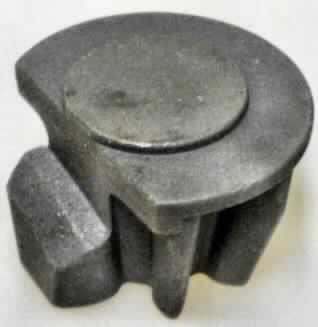 Schneckentriebel (Schneckenwelle),
Kraftübertragungsvorrichtung aus gegossenem Stahl, ca. 26,5 mm hoch mit einem größten Durchmesser von ca. 40 mm, leicht kegelförmig, mit 6 Zähnen und einem Ansatz, zum Einbau in sog. Einfachknoter für Erntemaschinen von Heu und Stroh (siehe Abbildung).

Die Ware ist als "andere Kraftübertragungsvorrichtung, aus Stahl gegossen, nicht für zivile Luftfahrzeuge, Schneckentriebel" einzureihen.