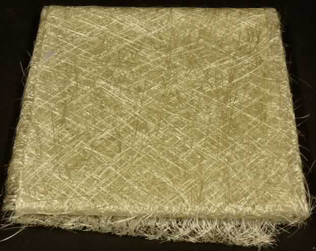 Vlies aus Glasfasern, sog. Glasfasermatte, Art.-Nr. 600 788, Abbildung siehe Anlage, 
- weißes Flächenerzeugnis mit einer Dicke von ca. 0,4 mm, 
- nicht gewebtes Erzeugnis aus regellos geschichteten Glasfasern (=Filamenten), 
- die Fasern werden durch ein Bindemittel zusammengehalten, 
- die Fasern lassen sich nicht mit der Hand entfernen, ohne das Vlies zu zerstören, 
- zur Verwendung im Automobilsektor vorgesehen, 
- nicht für Luftfahrzeuge bestimmt.

"Vliese aus Glasfasern (Filamenten), nicht für bestimmte Luftfahrzeuge"