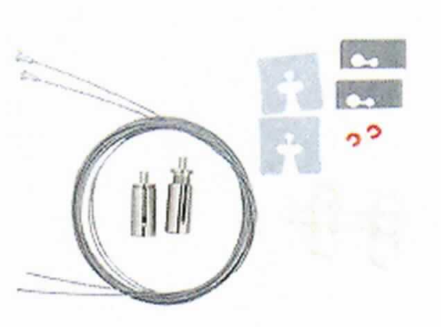 Bei dem sog. "Pendelsatz Drahtseilhalter, Art.-Nr. 1305590020", siehe Abbildung, handelt es sich um eine Halterung für Leuchten, im Wesentlichen bestehend aus zwei Stahlseilen, an denen die Leuchten befestigt werden und als Montagematerial zwei Dübel (zur Befestigung) und Klemmen (zur Einstellung der Höhe der Seile).
Nach der Montage der Seile werden an diese die Leuchten montiert, eine Stromversorgung der Leuchten erfolgt nicht über die Stahlseile.

Die Seile haben eine Länge von ca. 200 cm.
Hinweise auf Handarbeit liegen nicht vor.

Die Ware ist als "Teil für einen Beleuchtungskörper, anderweit weder genannt noch inbegriffen, aus Metall, nicht für zivile Luftfahrzeuge, nicht handgearbeitet" einzureihen.