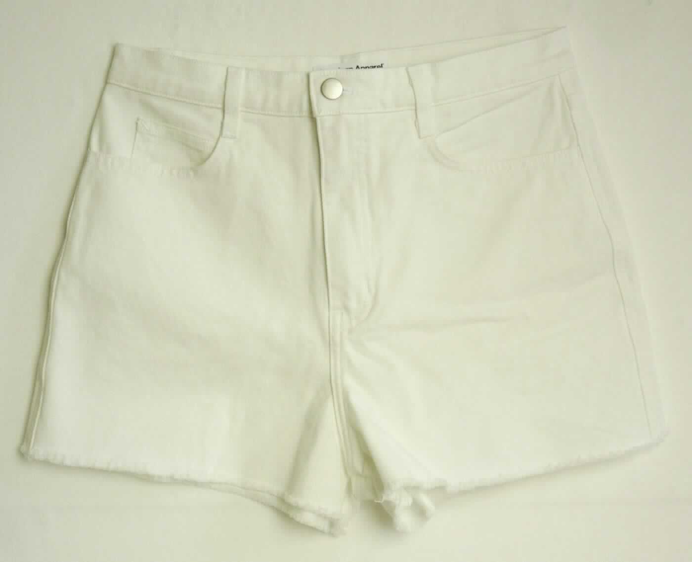 Kurze Hose, sog. Jeansshorts für Frauen, Art. RSADM3276, Größe 30, Foto siehe Anlage,
- aus ca. 0,9 mm dicken, einfarbigen Geweben aus laut Antrag 100 % Baumwolle,
- in der Taille abschließend, mit einem ca. 3,5 cm breiten, angesetzten Taillenbund mit Gürtelschlaufen,
- vorn mit einer Öffnung mit Reißverschluss und Patte von links über rechts (Männerkleidung; deshalb keine Ware
  der Position 6204), die im Bund mit einem Knopf geschlossen wird,
- vorn mit zwei eingesetzten, offenen Taschen und einer aufgesetzten, kleinen Tasche sowie hinten mit zwei 
  aufgesetzten, offenen Gesäßtaschen,
- mit kurzen Hosenbeinen, die nicht die Knie bedecken (Seitenlänge: ca. 35 cm),
- an den Beinabschlüssen lediglich geschnitten.

"Kurze Hose, aus Geweben, für Männer, aus Baumwolle"