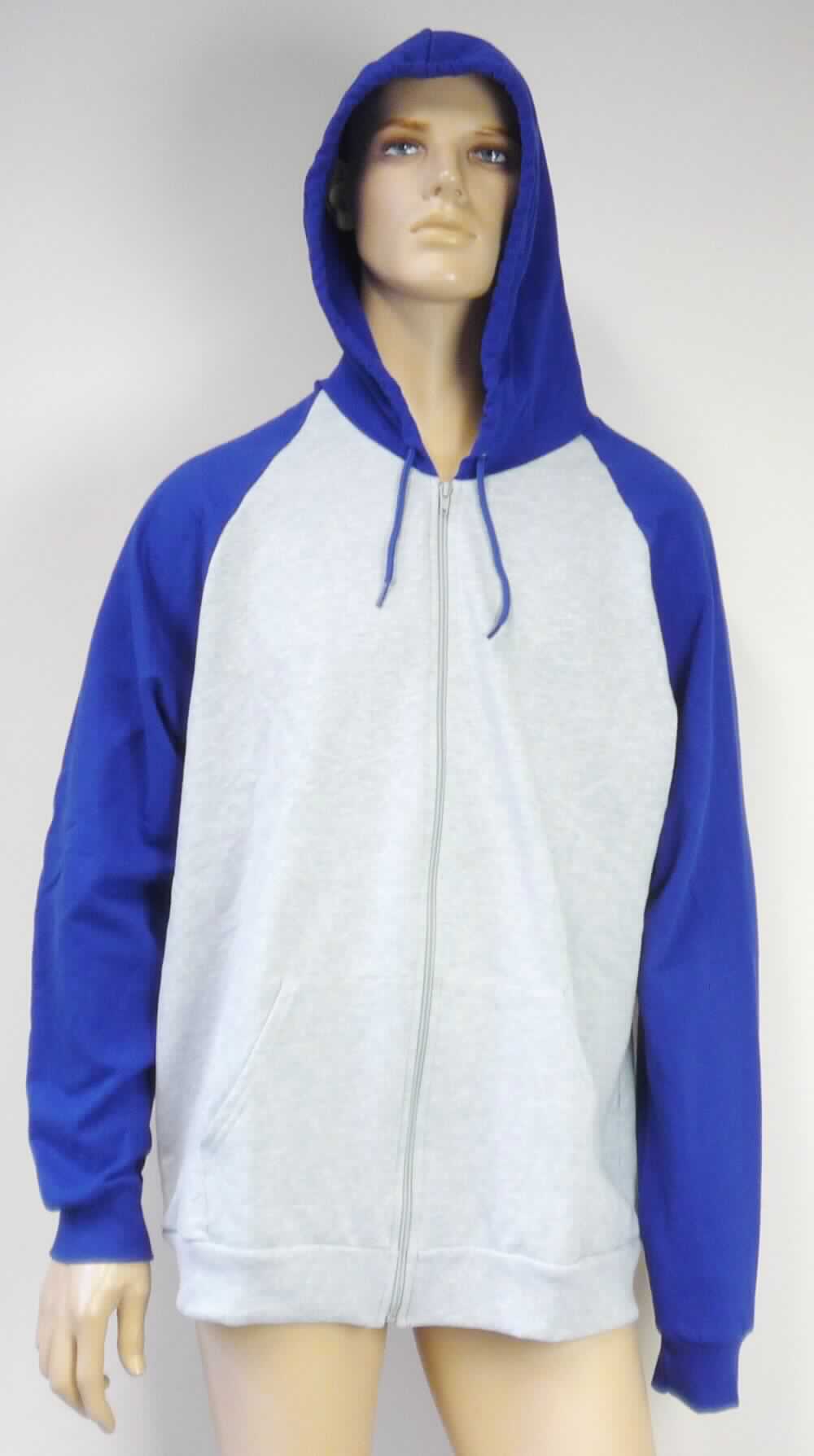 Blouson, sog. Unisex Strick Kapuzenpullover, Art. 5497, Größe XL, Foto siehe Anlage,
- aus ca. 1,2 mm dicken, buntgewirkten Gewirken (melierte Garne) und ca. 1,2 mm dicken, einfarbigen Gewirken; 
  beide Gewirke aus laut Antrag 90 % Baumwolle und 10 % Polyester (synthetische Chemiefasern) und einseitig
  (Innenseite) geraut,
- über den Schritt reichend (Rückenlänge: ca. 76 cm),
- mit einer angesetzten Kapuze mit Kordelzug,
- vorn mit einer durchgehenden Öffnung mit Reißverschluss; ohne Hinweise auf den Trägerkreis (unisex),
- mit langen Ärmeln, die über den unteren Rand des Kleidungsstücks hinausreichen; an den Ärmelenden
  mit angesetzten, verengenden Bündchen,
- mit einer aufgesetzten, zweigeteilten, offenen Tasche (sog. Kängurutasche) unterhalb der Taille,
- am unteren Rand mit einem ca. 6 cm breiten, angesetzten, verengenden Bund,
- erfüllt die Merkmale zur Einreihung als Blouson, somit keine Ware der Position 6110.

"Blouson, aus Gewirken, für Frauen, aus Baumwolle"