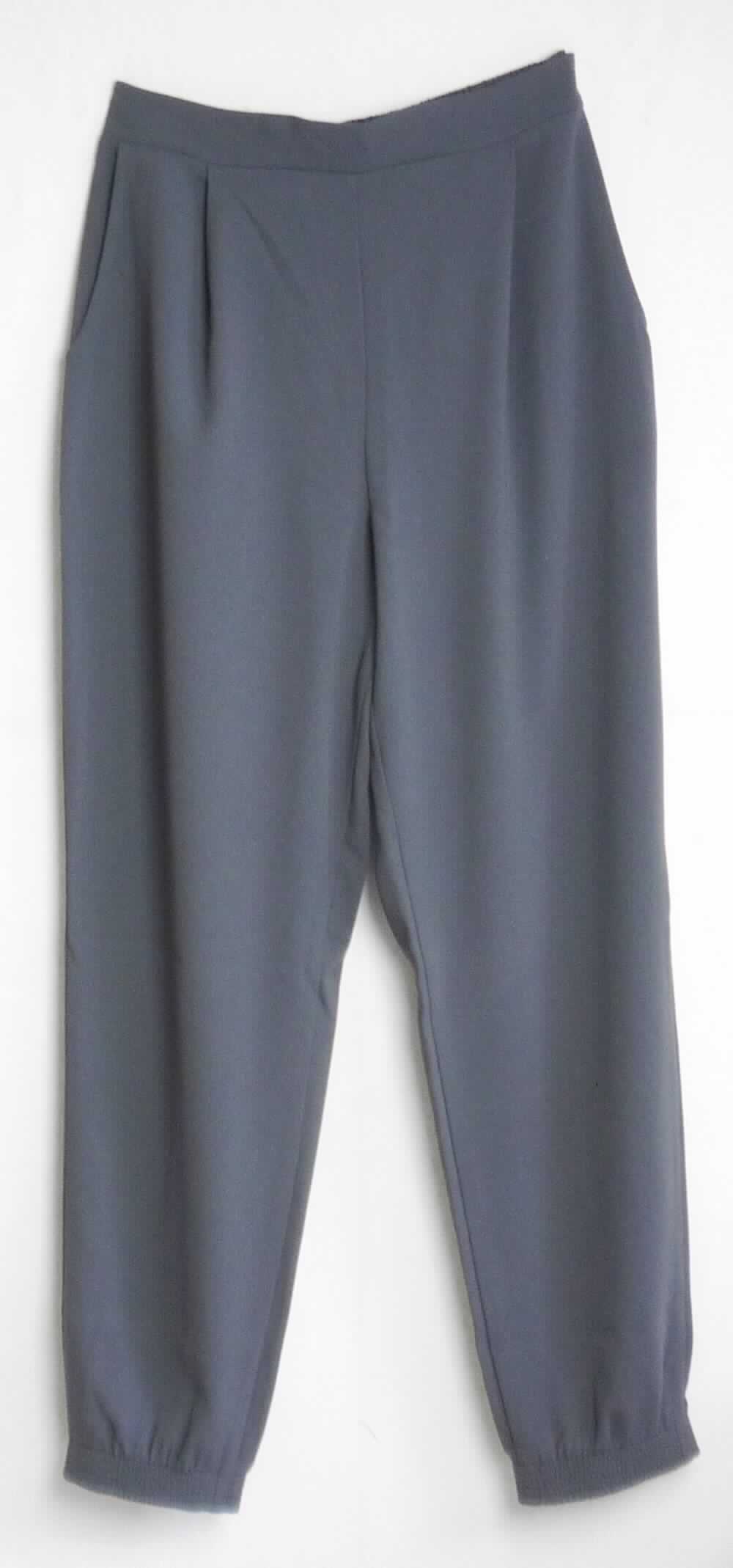 Lange Hose, sog. Jogginghose, Art. RSACRP3227, Größe L, Foto siehe Anlage,
- aus ca. 0,6 mm dicken, einfarbigen Geweben aus laut Antrag 95 % Polyester und 5 % Elasthan (beides 
  synthetische Chemiefasern),
- in der Taille abschließend; mit einem ca. 4 cm breiten, angesetzten, teilweise elastischen Taillenbund, 
- seitlich mit einer ca. 17 cm langen Öffnung mit Reißverschluss und einem Knopfverschluss im Bund;
  ohne Hinweise auf den Trägerkreis (unisex),
- an den Seiten mit Eingriffstaschen,
- mit knöchellangen Hosenbeinen, 
- an den Beinabschlüssen elastisch verengt,
- keine Arbeits- und Berufskleidung.

"Lange Hose, aus Geweben, für Frauen, aus synthetischen Chemiefasern, keine Arbeits- und Berufskleidung, 
 nicht nach dem Batik-Verfahren handbedruckt"