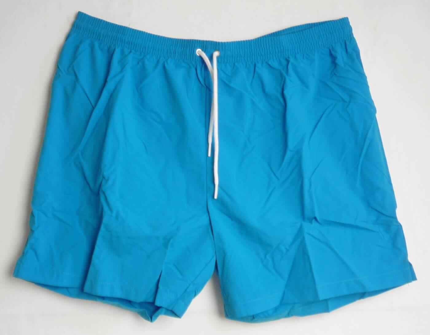 Kurze Hose, sog. Poly Badebekleidung für Männer, Art. RSAPA4243, Größe L, Foto siehe Anlage,
- aus ca. 0,3 mm dicken, einfarbigen Geweben aus laut Antrag 100 % Polyester (synthetische Chemiefasern),
- in der Taille abschließend, mit einem ca. 3 cm breiten, elastischen Bund mit Kordelzug,
- ohne Öffnung und ohne Verschluss; ohne Hinweise auf den Trägerkreis (unisex), 
- mit einem Innenslip ausgestattet,
- mit einer aufgesetzten Gesäßtasche mit punktuellem Klettverschluss, somit keine Badehose,
- mit kurzen Hosenbeinen, die nicht die Knie bedecken (Seitenlänge: ca. 40 cm),
- an den Beinabschlüssen durch Umschlagen und Festnähen gesäumt.

"Kurze Hose, aus Geweben, für Frauen, aus synthetischen Chemiefasern, nicht nach dem Batik-Verfahren
 handbedruckt"