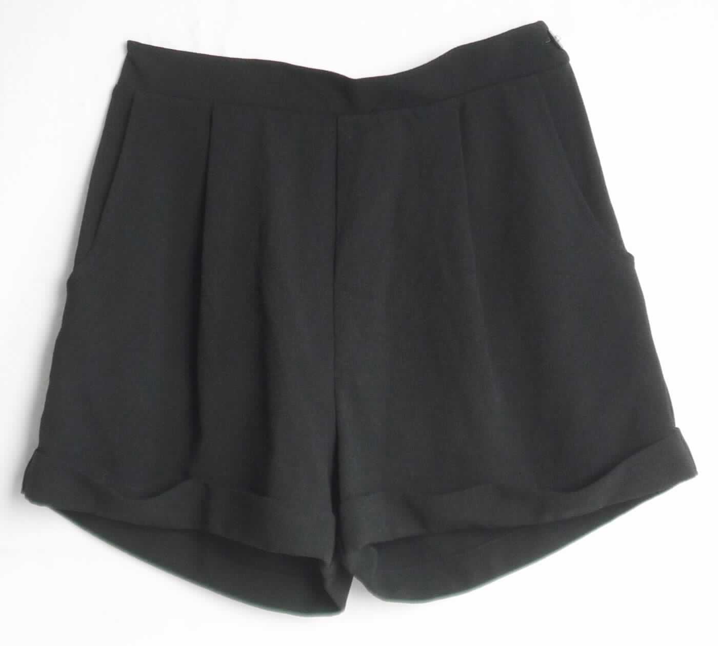 Kurze Hose, Art. RSACRP3226, Größe L, Foto siehe Anlage,
- aus ca. 0,7 mm dicken, einfarbigen Geweben aus laut Antrag 95 % Polyester und 5 % Elasthan (beides 
  synthetische Chemiefasern),
- in der Taille abschließend, mit einem ca. 3,5 cm breiten, angesetzten Bund,
- seitlich mit einer ca. 16 cm langen Öffnung mit Reißverschluss und einem Knopfverschluss im Bund; 
  ohne Hinweise auf den Trägerkreis (unisex), 
- an den Seiten mit Eingriffstaschen,
- mit kurzen Hosenbeinen, die nicht die Knie bedecken (Seitenlänge: ca. 34 cm),
- an den Beinabschlüssen nach außen umgeschlagen und punktuell fixiert.

"Kurze Hose, aus Geweben, für Frauen, aus synthetischen Chemiefasern, nicht nach dem Batikverfahren 
 handbedruckt"