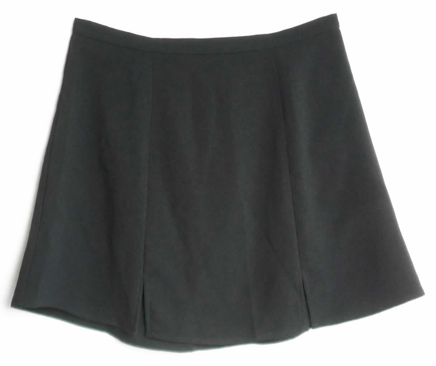 Rock, sog. Minirock, Art. RSACRP3266, Größe L, Foto siehe Anlage,
- aus ca. 0,7 mm dicken, einfarbigen Geweben aus laut Antrag 95 % Polyester und 5 % Elasthan (beides 
  synthetische Chemiefasern),
- über den Schritt reichend (Seitenlänge: ca. 40 cm),
- in der Taille abschließend, mit einem ca. 2 cm breiten, angesetzten Bund,
- hinten mit einer ca. 17 cm langen Öffnung mit Reißverschluss,
- mit zwei ca. 8 cm hochreichenden Schlitzen vorn (schrittbedeckend),
- am unteren Rand durch Umschlagen und Festnähen gesäumt,
- kann ohne ein weiteres, den Unterkörper bedeckendes Kleidungsstück getragen werden.

"Rock, aus Geweben, für Frauen, aus synthetischen Chemiefasern, nicht nach dem Batik-Verfahren handbedruckt"