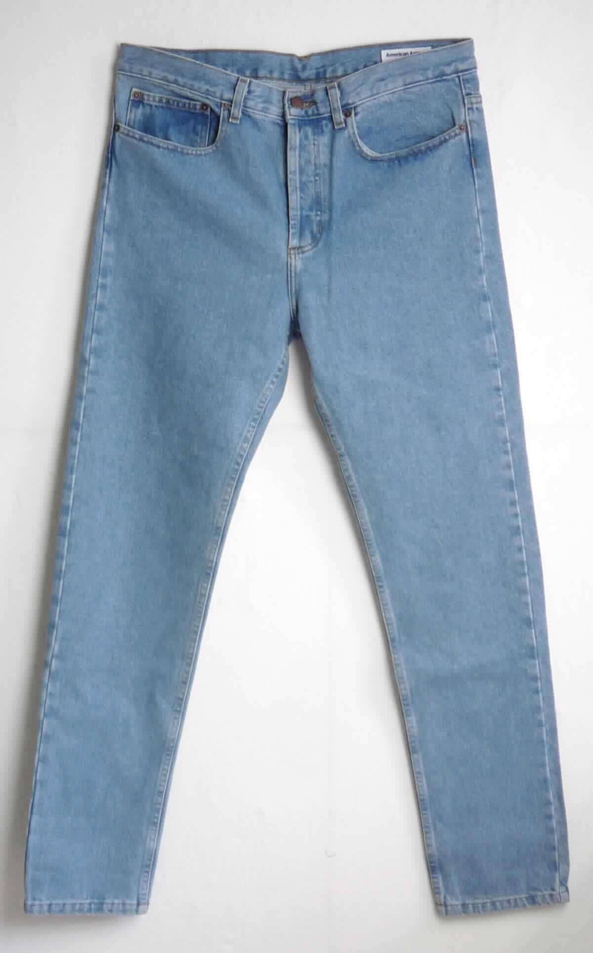 Lange Hose, sog. Jeanshose für Männer, Art. RSADM4168, Größe 31, Foto siehe Anlage,
- aus ca. 1,1 mm dicken, buntgewebten, köperbindigen Denimgeweben aus laut Antrag 100 % Baumwolle,
- in der Taille abschließend, mit einem ca. 4 cm breiten, angesetzten Bund mit Gürtelschlaufen,
- vorn mit einer Öffnung mit Knopfverschluss und Patte von links über rechts (Männerkleidung), die im Taillenbund 
  mit einem Knopf geschlossen wird,
- vorn mit zwei eingesetzten, offenen Taschen und einer aufgesetzten, kleinen Tasche sowie hinten mit zwei 
  aufgesetzten, offenen Gesäßtaschen,
- mit knöchellangen Hosenbeinen; an den Beinabschlüssen durch Umschlagen und Festnähen gesäumt,
- keine Arbeits- und Berufskleidung.

"Lange Hose, aus Geweben, für Männer, aus Baumwolle, keine Arbeits- und Berufskleidung, aus Denim"