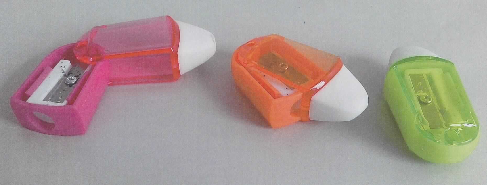Sog. "Radierer und Anspitzer in Einem"; es handelt sich um eine aus verschiedenen Bestandteilen zusammengesetzte Ware, bestehend aus

- einem ca. 1,5 cm langen, ca. 2 cm breiten und ca. 1 cm dicken Radiergummi aus 
  Kunststoff (Pos. 3926) oder Kautschuk (Pos 4016)

- einem ca. 2,5 cm langen, ca. 1 cm breiten und ca. 1 cm tiefen Bleistiftspitzer mit 
  einer auswechselbaren, geschliffenen Klinge aus unedlem Metall in einem 
  Kunststoffgehäuse (Pos. 8214) und

- einem, teilweise drehbaren, ca. 4 cm langen, ca. 2,5 cm breiten und ca. 1,5 cm 
  dicken Kunststoffgehäuse, an dem bzw. in das der Radiergummi und der Bleistiftspitzer angesetzt bzw.
  eingesetzt und durch dieses miteinander verbunden sind

- in einem Kunststoffbeutel verpackt

Ein charakterbestimmender Bestandteil kann nicht ermittelt werden. Daher erfolgt die Einreihung in die, von den gleichermaßen in Betracht kommenden Positionen, zuletzt genannte Position.

Abbildung siehe Anlage.

Derartige Erzeugnisse gehören als "andere Schneidwaren (Bleistiftspitzer), mit Klinge aus unedlem Metall" zum TARIC-Code 8214 1000 00.
