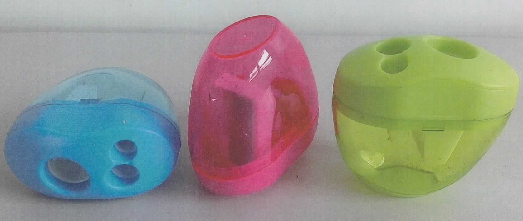 3-fach Anspitzer; es handelt sich um eine aus verschiedenen Bestandteilen zusammengesetzte Ware, bestehend aus

- einem Bleistiftanspitzer mit einer und einem Bleistiftanspitzer mit zwei auswechselbaren,
  geschliffenen Klingen aus unedlem Metall, für verschieden Stiftgrößen, jeweils integriert in einem
  Gehäuse aus Kunststoff (charakterbestimmend) und

- einem ovalen Sammelbehälter aus farbigem, transparentem Kunststoff  zur Aufnahme der Späne, 
  mit einer max. Länge von ca. 6,5 cm, einer Breite von ca. 3,5 cm  und einer Höhe von ca. 4,5 cm, 
  in dessen abnehmbaren Deckel die Bleistiftspitzer eingesetzt sind

- in einem Kunststoffbeutel verpackt.

Abbildung siehe Anlage.

Derartige Erzeugnisse gehören als "andere Schneidwaren (Bleistiftspitzer), Klingen aus unedlem Metall" zum TARIC-Code 8214 1000 00.