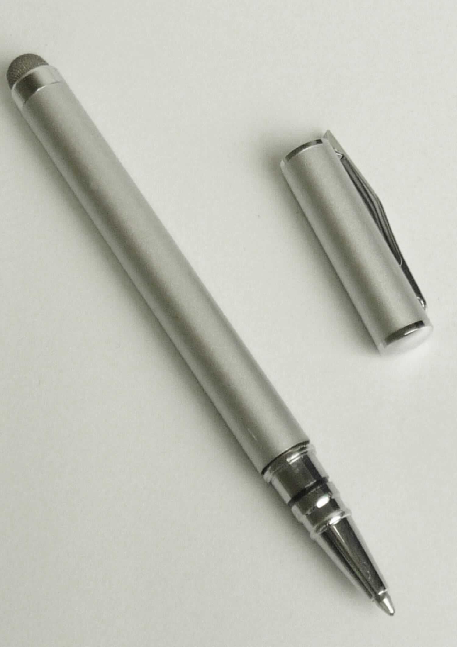 Es handelt sich bei dem sog. "Touchscreen-Stift" um eine aus verschiedenen Bestandteilen zusammengesetzte Ware in Form eines ca. 12 cm langen, silberfarbenen Kugelschreibers mit Touchpen, bestehend aus
- einem aufschraubbaren Kugelschreibergehäuse aus unedlem Metall mit Metallkappe zum Abdecken der mit einer Schreibkugel versehenen Schreibspitze und einer auswechselbaren Mine mit schwarzer Schreibfarbe (keine flüssige Tinte) und
- einer am oberen Ende des Gehäuses befindlichen, elastischen Halbkugel aus leitfähigem Metallgewebe, die zur Aktivierung der Bedienfelder von kapazitiven Displays dient.

Der Kugelschreiber bestimmt im Hinblick auf den Umfang und die Bedeutung für die Verwendung den Charakter der zusammengesetzten Ware.

Die in einer transparenten Kunststoffverpackung mit Pappeinlage aufgemachte Ware ist als "Kugelschreiber, nicht mit flüssiger Tinte, mit auswechselbarer Mine" einzureihen.