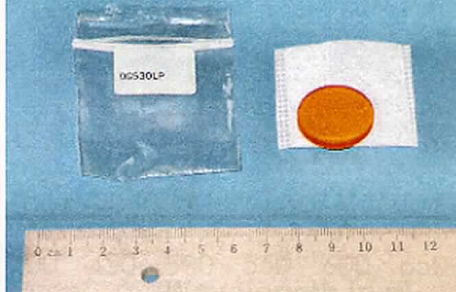 Facetiertes Farbglas (Teilenummer OG530LP, Abbildung siehe Anlage) aus optisch bearbeitetem Glas mit einer Größe von 25 x 3 mm (D x H). Das dotierte und abschließend polierte Glas absorbiert Licht mit einer Wellenlänge von weniger als 525 nm und transmittiert Licht mit einem Wellenlängenbereich von 530 bis 800 nm. Das Farbglas findet in der Fluoreszenz-Spektroskopie Anwendung und dient zum Abblocken von UV- bis blauem Licht. Das Glas ist in einem doppelt gepolsterten Kunststoffbeutel verpackt.
Die Ware wird als "nicht gefasstes, optisches Element aus optisch bearbeitetem Glas, keine Ware der Unterpositionen (TARIC) 9001 1010 00 bis 9001 9000 80" eingereiht.