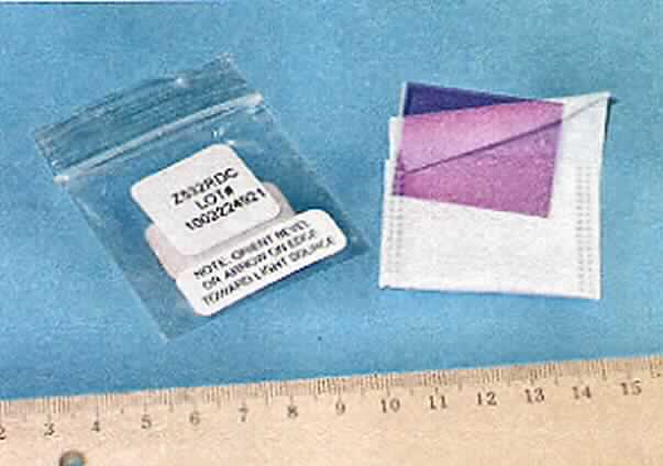 Dichroitischer Strahlenteiler (Abbildung siehe Anlage) aus optisch bearbeitetem Quarzglas mit einer Größe von 25 x 36 x 1 mm (L x B x H). Das beidseitig beschichtete Glas reflektiert Laserlicht mit einer Wellenlänge von 532 nm und transmittiert Licht mit einer Wellenlänge von mehr als 540 nm. Der Strahlenteiler (Teilenummer z532rdc) findet in der Fluoreszenz-Analytik Anwendung und dient zum Einkoppeln eines parallelen Lichtstrahls in einen Beobachtungs-Strahlengang. Das Glas ist in einer doppelt gepolsterten Box verpackt.
Die Ware wird als "nicht gefasstes, optisches Element aus optisch bearbeitetem Glas, keine Ware der Unterpositionen (TARIC) 9001 1010 00 bis 9001 9000 80" eingereiht.
