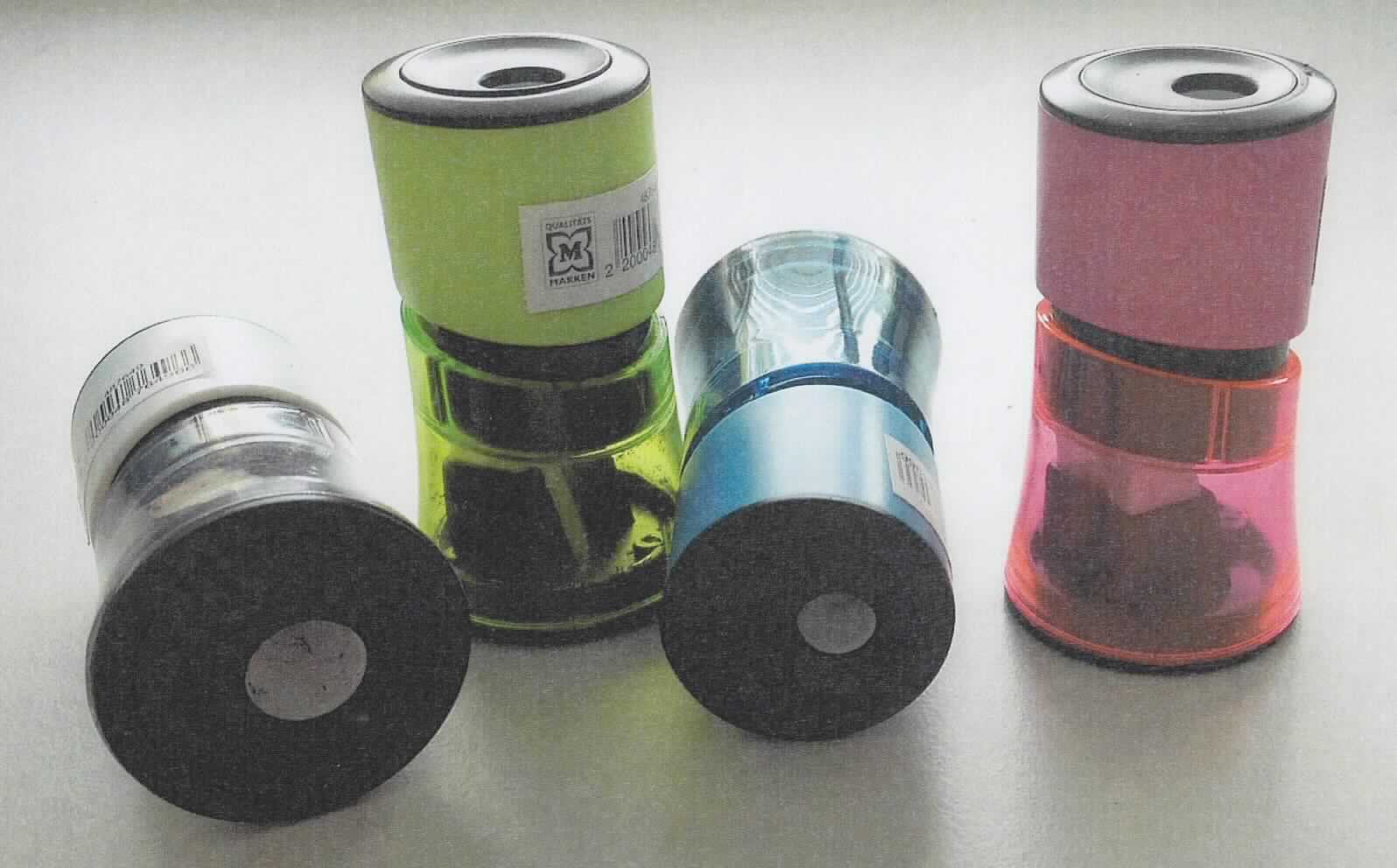 Spitzer; es handelt sich um eine aus verschiedenen Bestandteilen zusammengesetzte Ware, bestehend aus

- zwei Bleistiftspitzern für verschiedene Stiftgrößen, jeweils mit einer auswechselbaren, geschliffenen Klinge
  aus unedlem Metall und einem Gehäuse aus Kunststoff (charakterbestimmend)

- in einem zylindrischen Gehäuse aus farbigem Kunststoff, welches sich in der Mitte trennen
  lässt und gleichzeitig als Sammelbehälter für die anfallenden Späne dient; 
  die Bleistiftspitzer sind an der Ober- bzw Unterseite des Gehäuses angebracht

- mit einer Höhe von ca. 6 cm

Abbildung siehe Anlage.

Derartige Erzeugnisse gehören als "andere Schneidwaren (Bleistiftspitzer), mit Klingen aus unedlem Metall" zum TARIC-Code 8214 1000 00.
